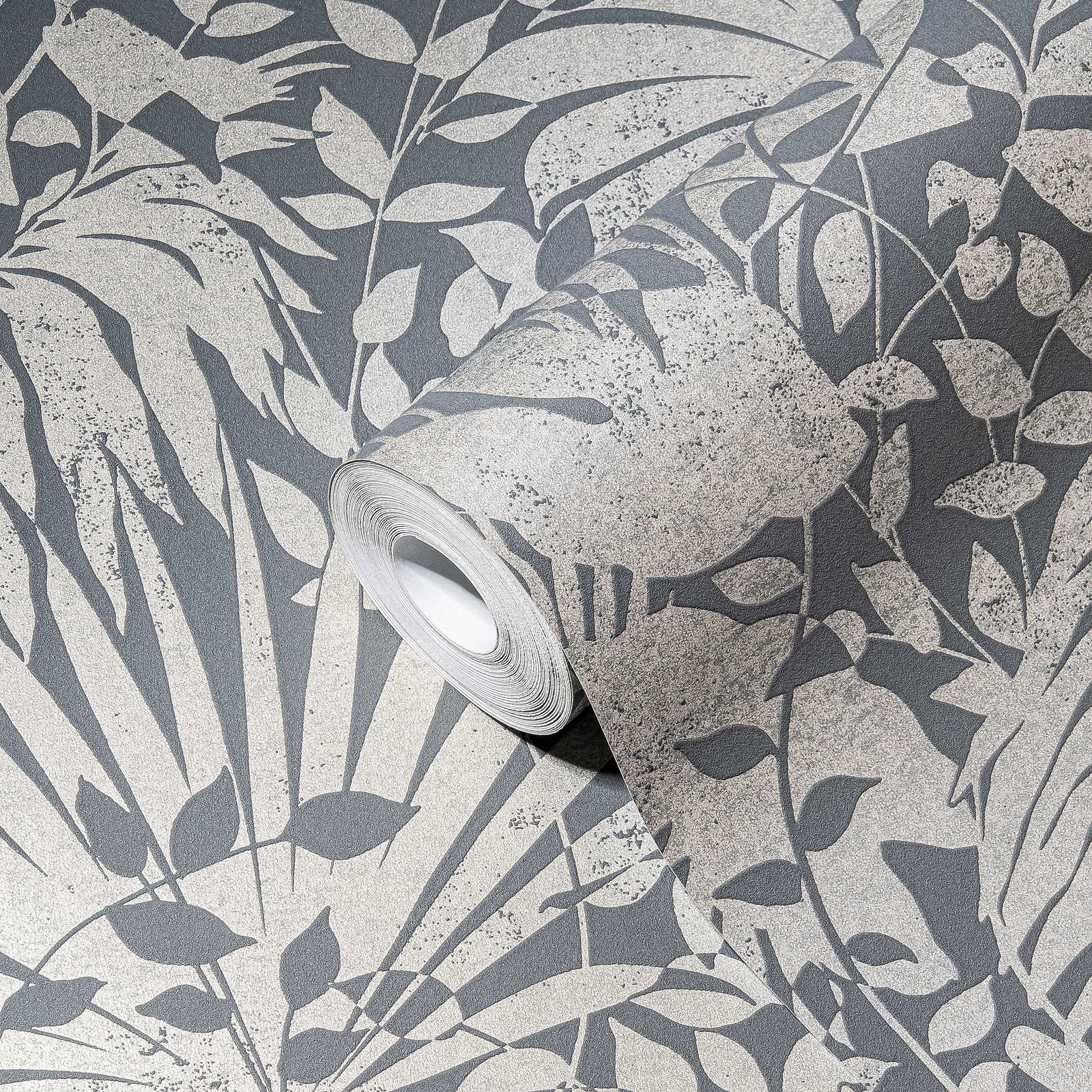            Silver wallpaper with leaves design and texture effect
        