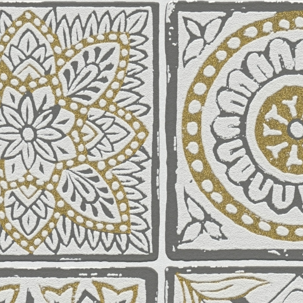             Gebloemd vliesbehang met tegels en mozaïek look - goud, wit, zwart
        