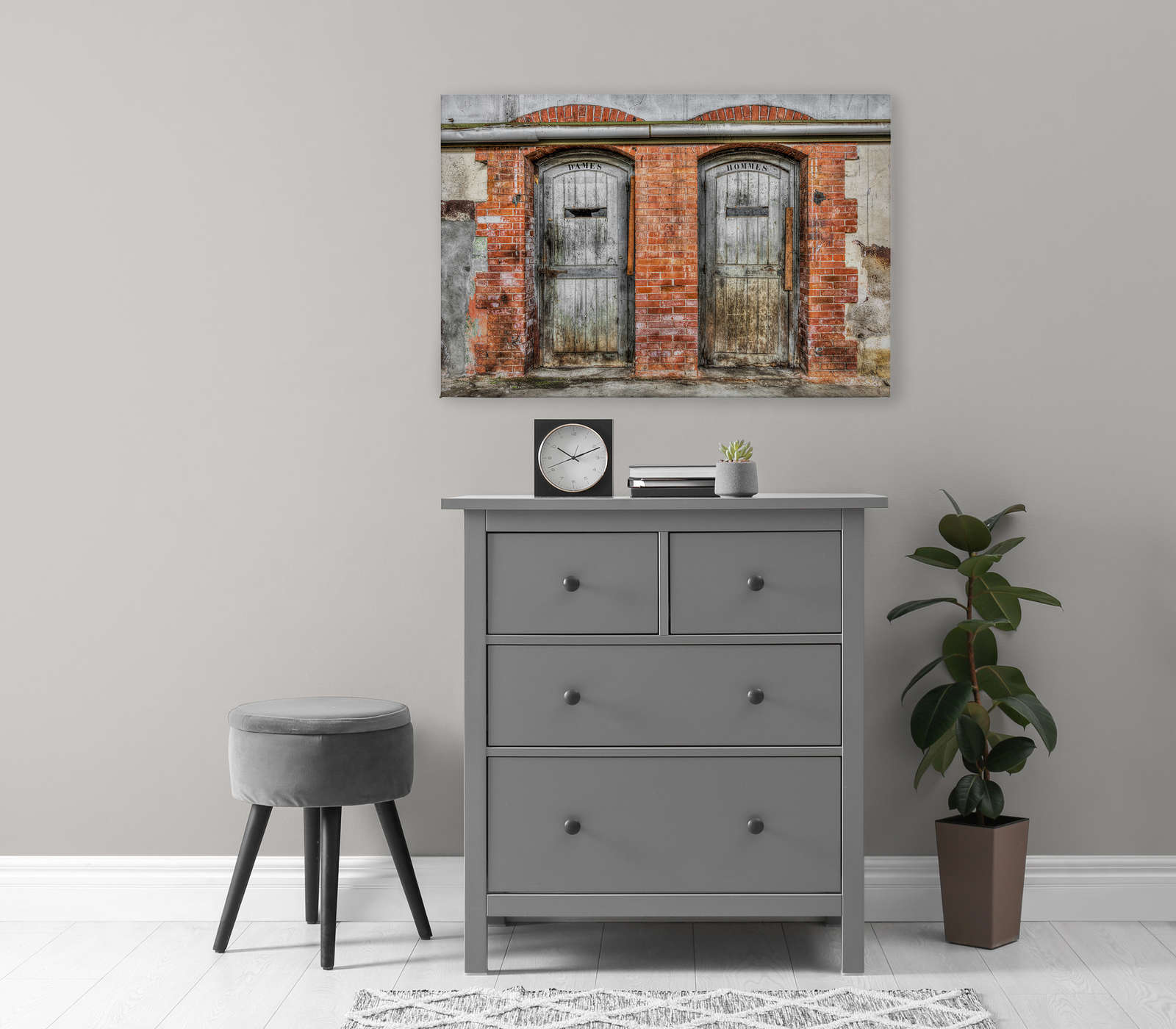             Quadro su tela Muro di pietra con porte di servizi igienici vintage | grigio, arancione, beige - 0,90 m x 0,60 m
        