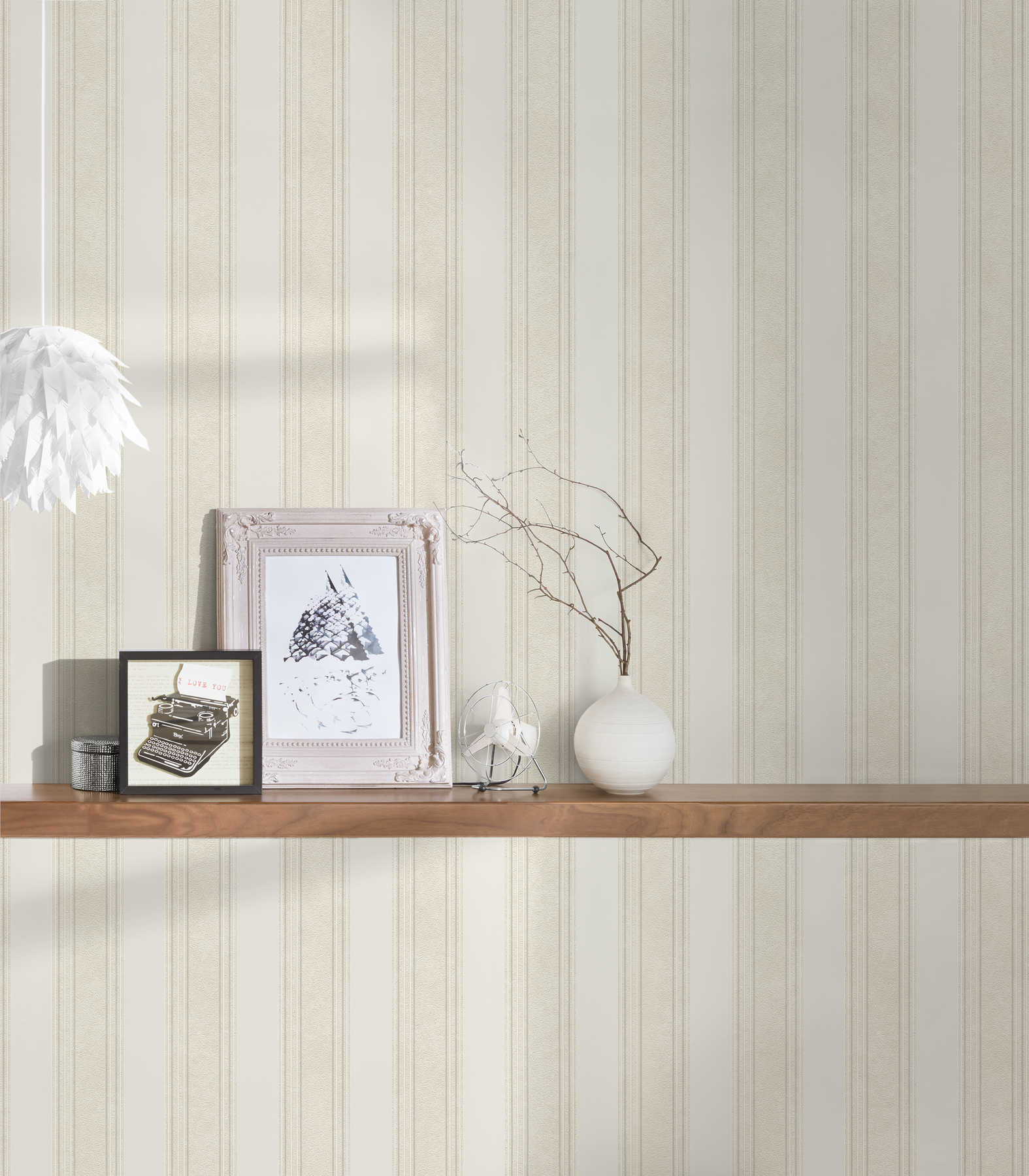             Classic style striped non-woven wallpaper - cream
        