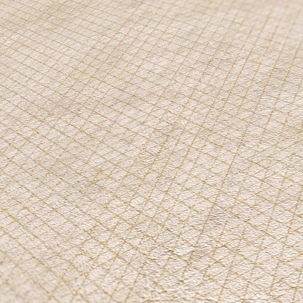             Behang crème-beige met metalen structuurpatroon
        