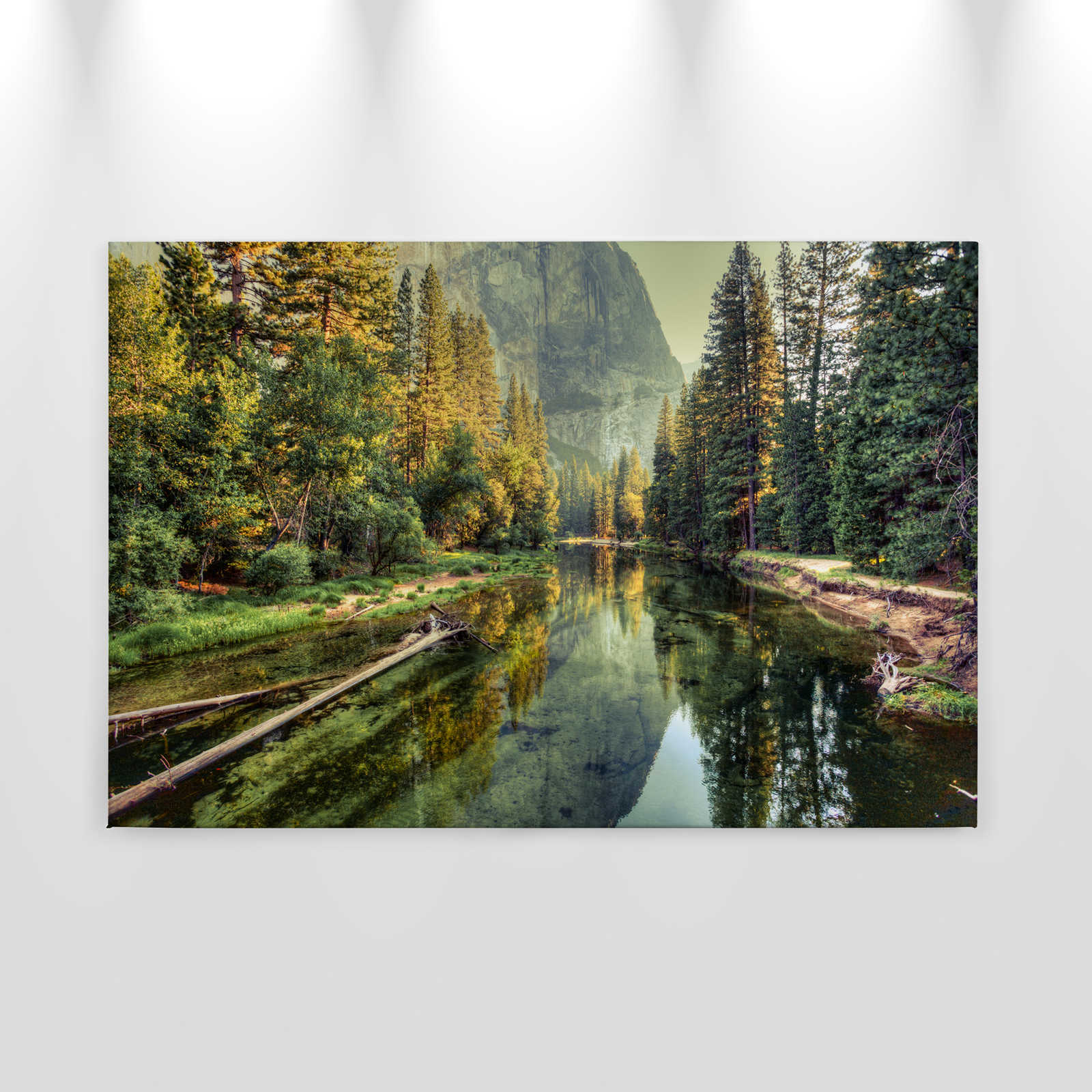             Canvas met rivier aan de voet van een berg - 0.90 m x 0.60 m
        