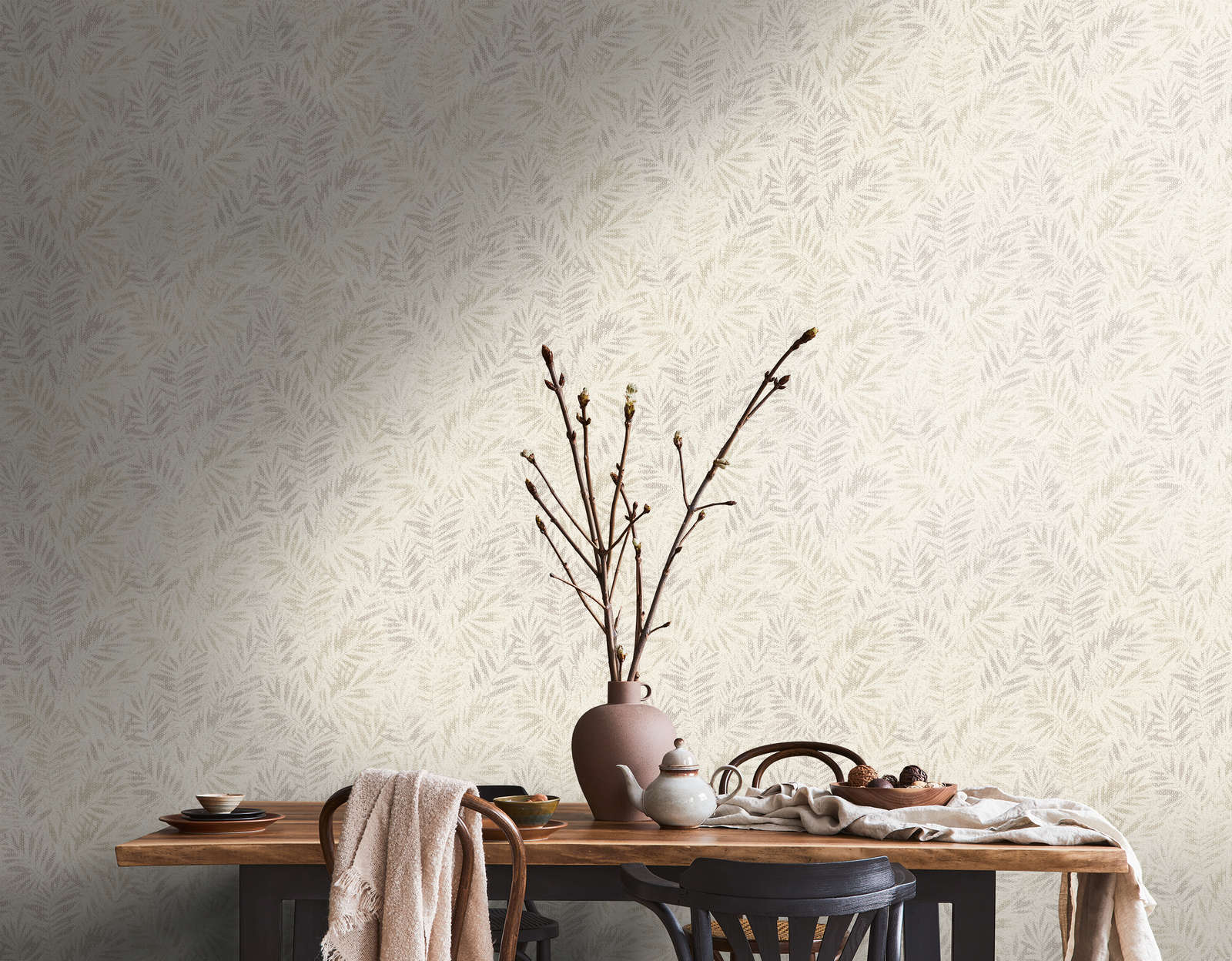             Non-woven wallpaper with glossy leaf pattern - white, grey, silver
        