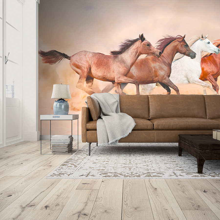 Papel pintado de caballo con rebaño galopante sobre vellón liso perlado
