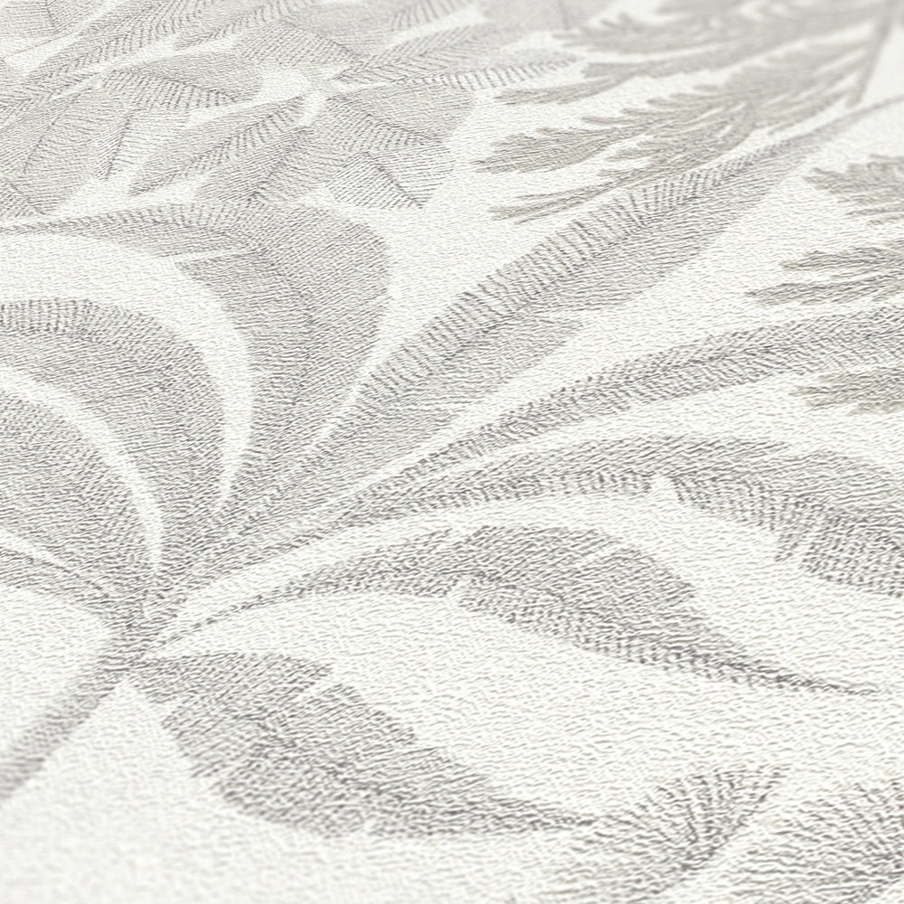             Papel pintado floral ligeramente brillante en un color sutil: blanco, gris, plata
        