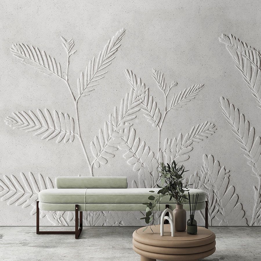 papier peint en papier panoramique »fern« - feuilles de fougères devant une structure d'enduit de béton - clair | Intissé premium lisse et légèrement brillant
