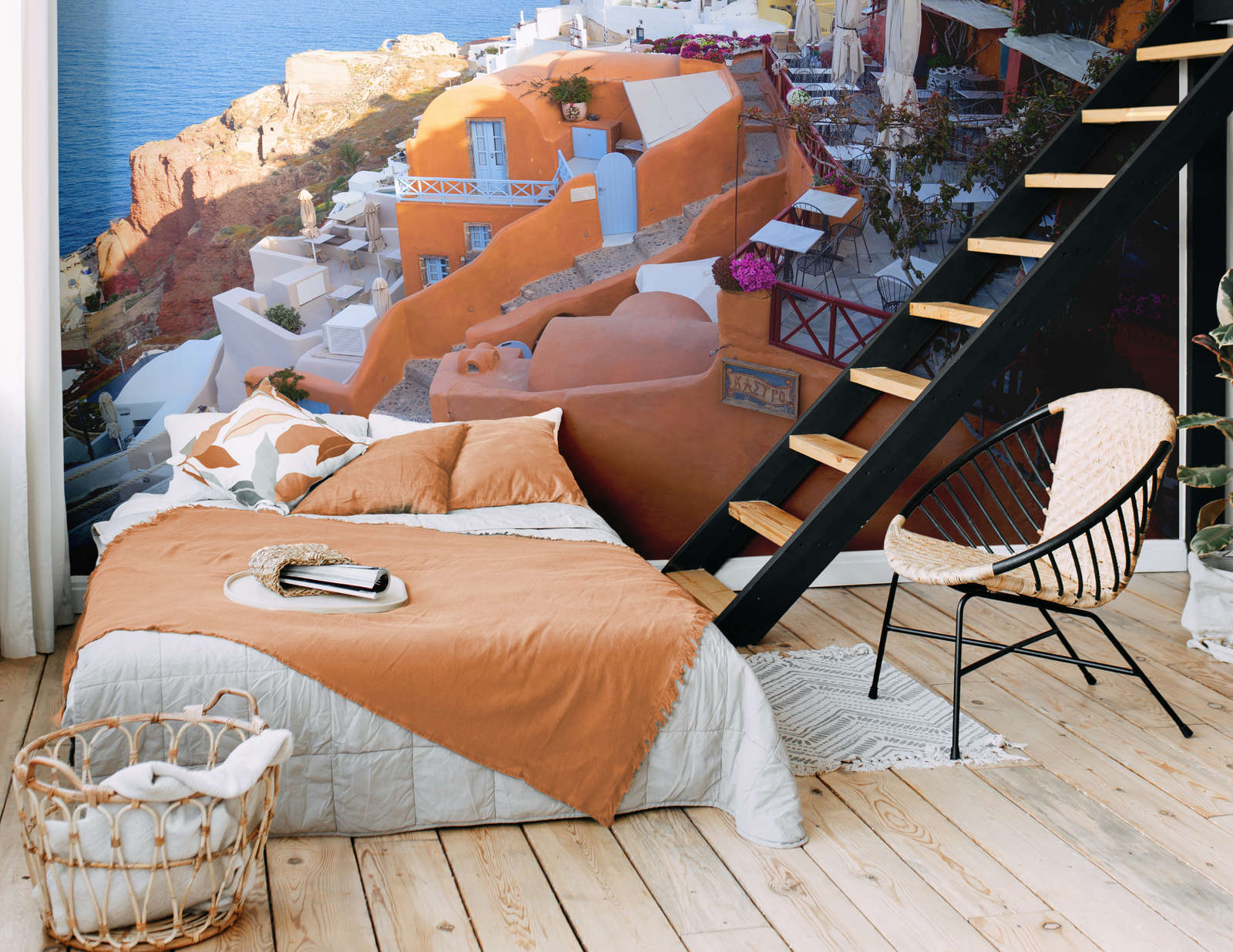             Papier peint panoramique terrasse sur la côte de Santorin - nacre intissé lisse
        