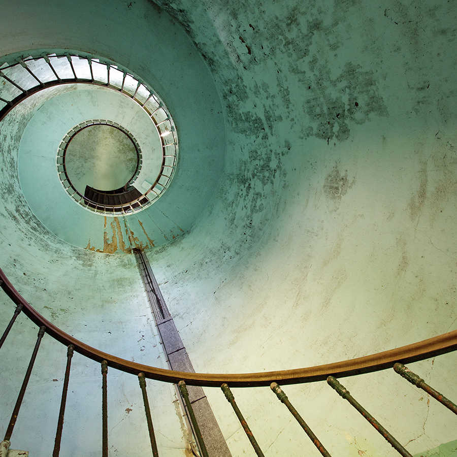 Papier peint panoramique vintage vieille villa escalier en colimaçon sur nacre intissé lisse
