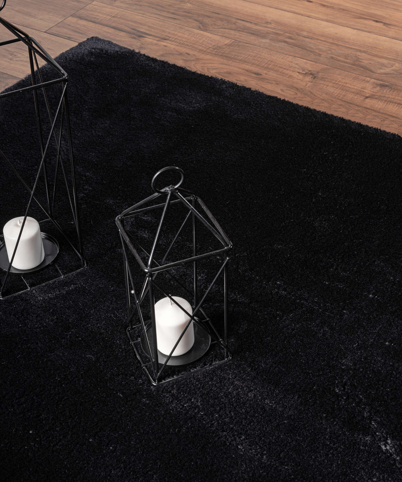             Fluweelzacht hoogpolig tapijt in zwart - 110 x 60 cm
        