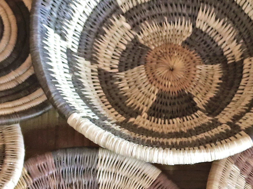             Papel pintado étnico con diseño de cesta de mimbre Estilo África
        