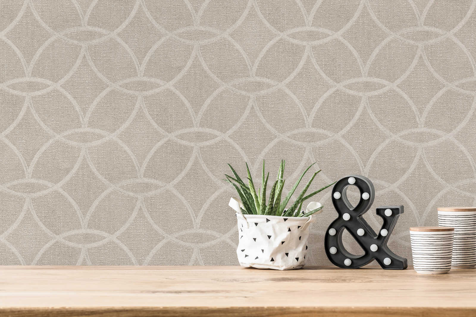             Graphic pattern wallpaper with metallic colour & shimmer effect - grey
        