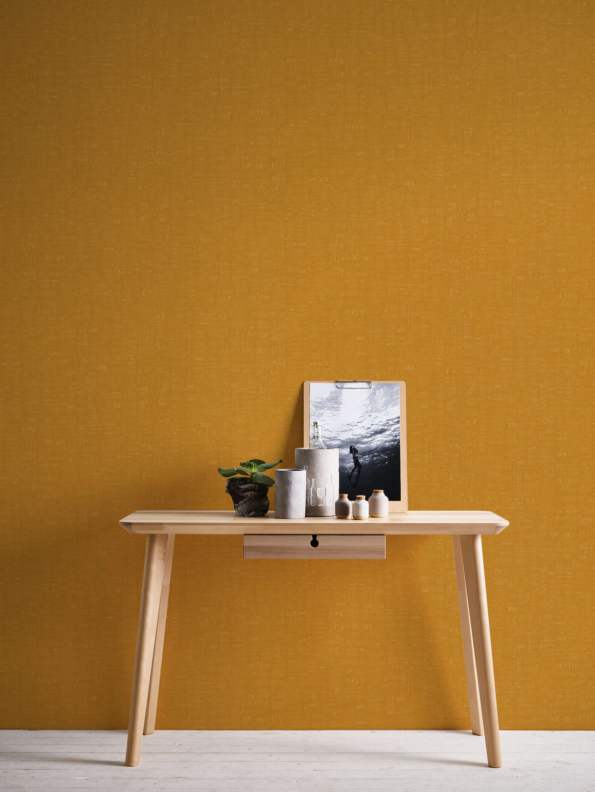             Non-woven wallpaper plain with mottled effect - yellow
        