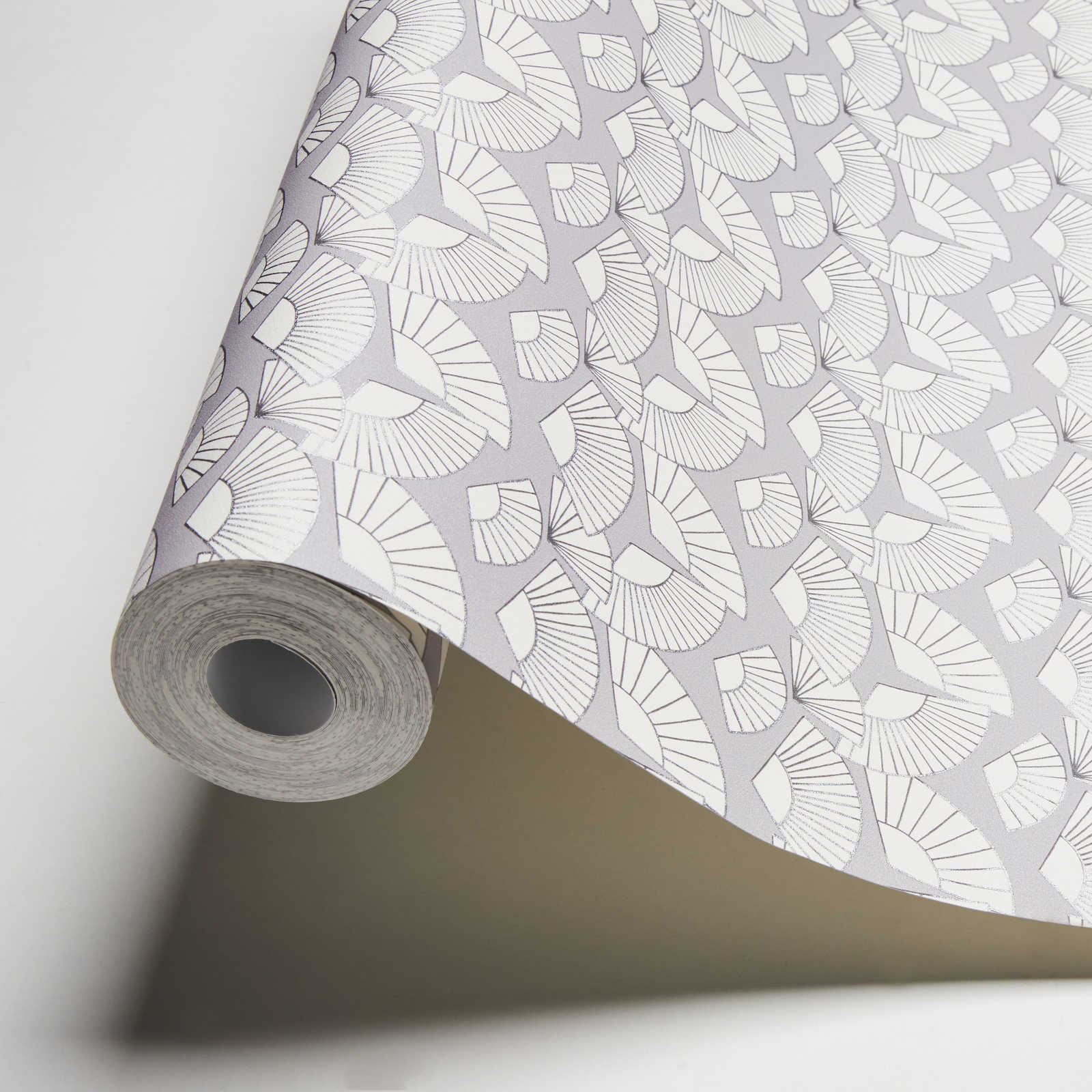             Wallpaper Karl LAGERFELD fan pattern - metallic, white
        