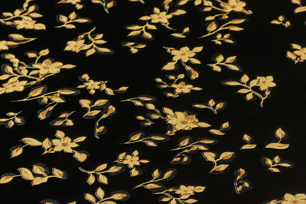             Papier peint noir VERSACE à motif floral - noir, or
        