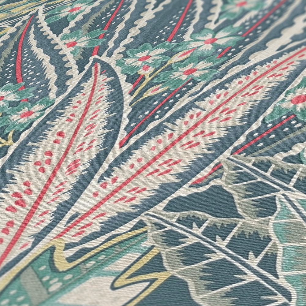             Vliesbehang met bladmotief in junglelook - blauw, groen, rood
        