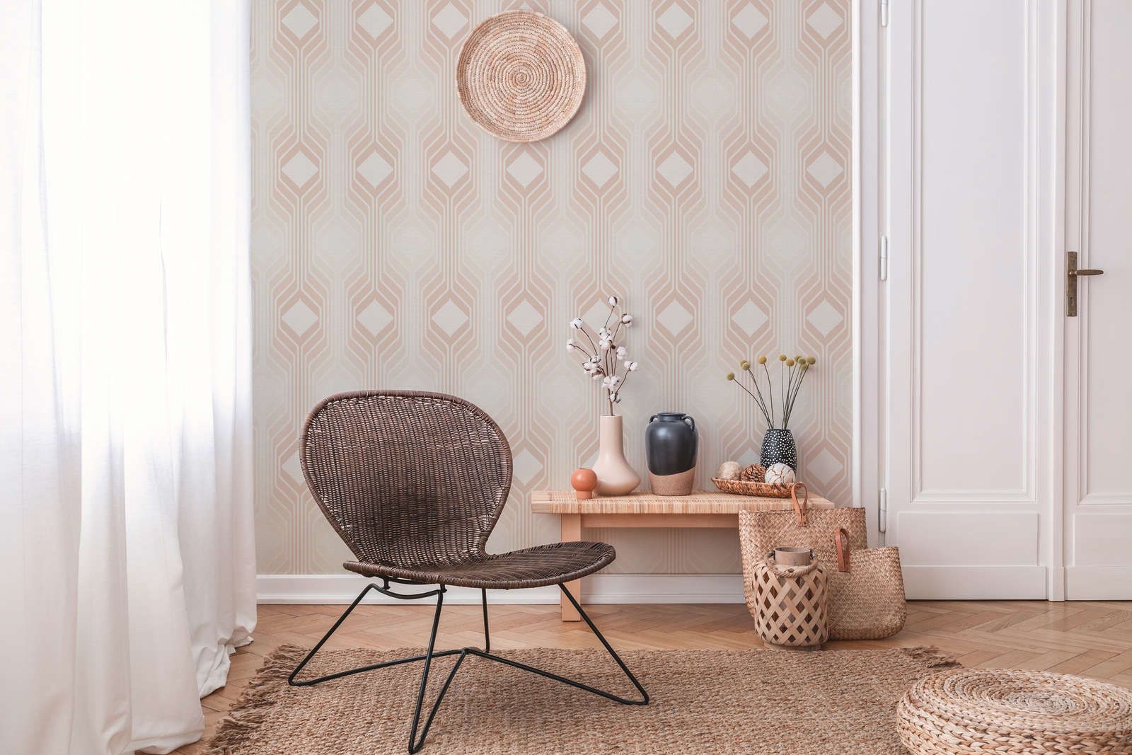            Retro wallpaper with diamond pattern in soft colours - beige, cream, white
        