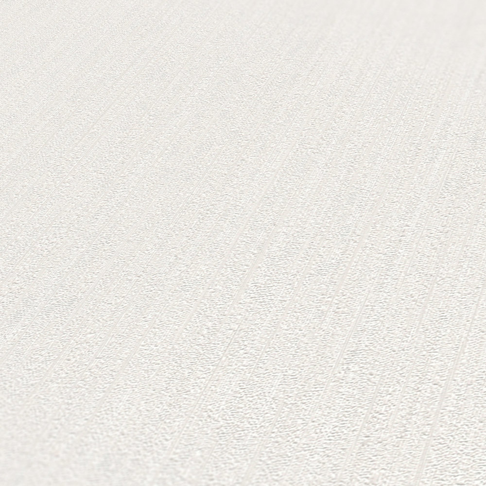             Carta da parati bianca metallizzata con effetto texture naturale
        
