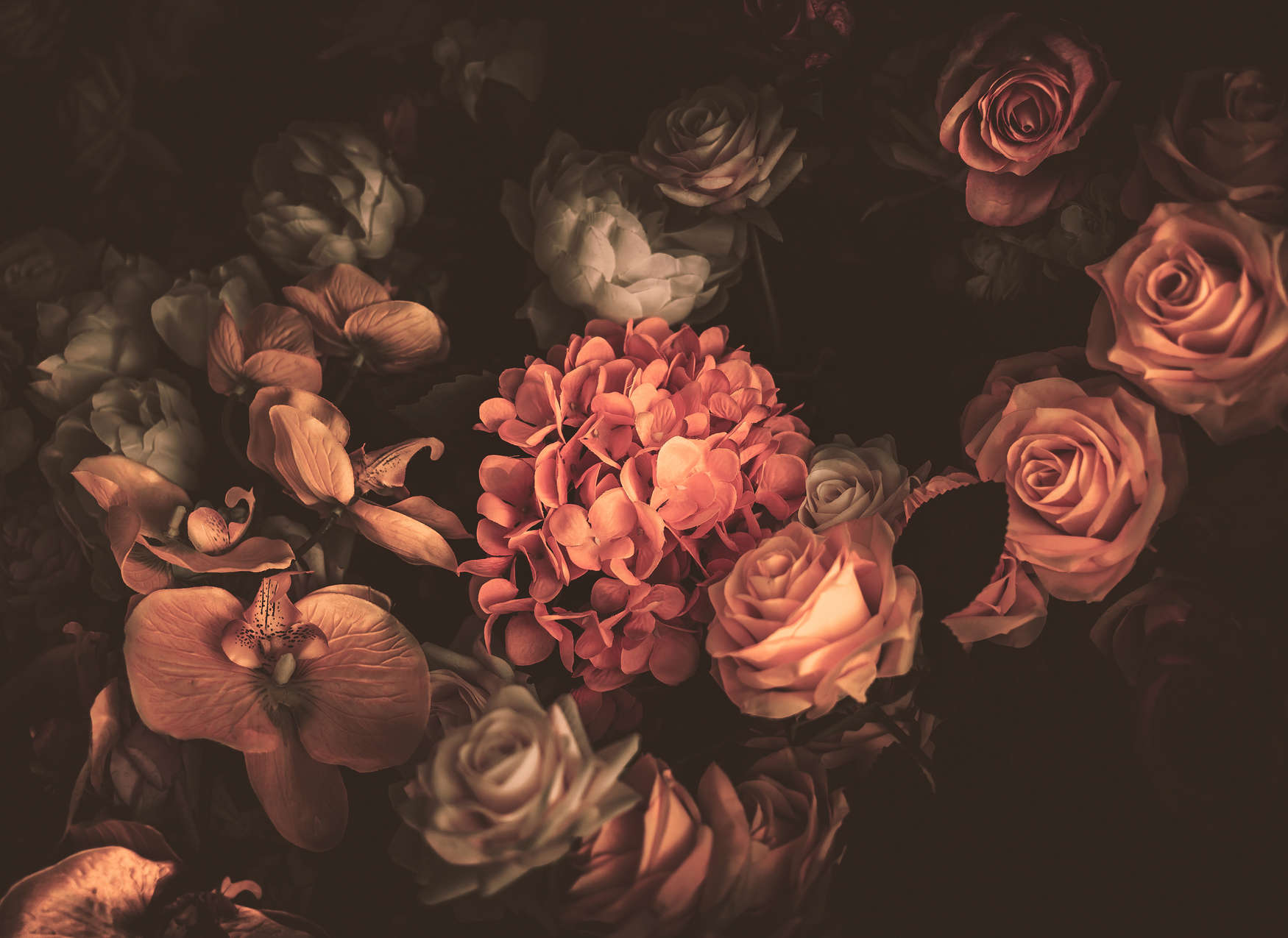             Romantisch Behang met Boeket Bloemen - Oranje, Roze, Zwart
        