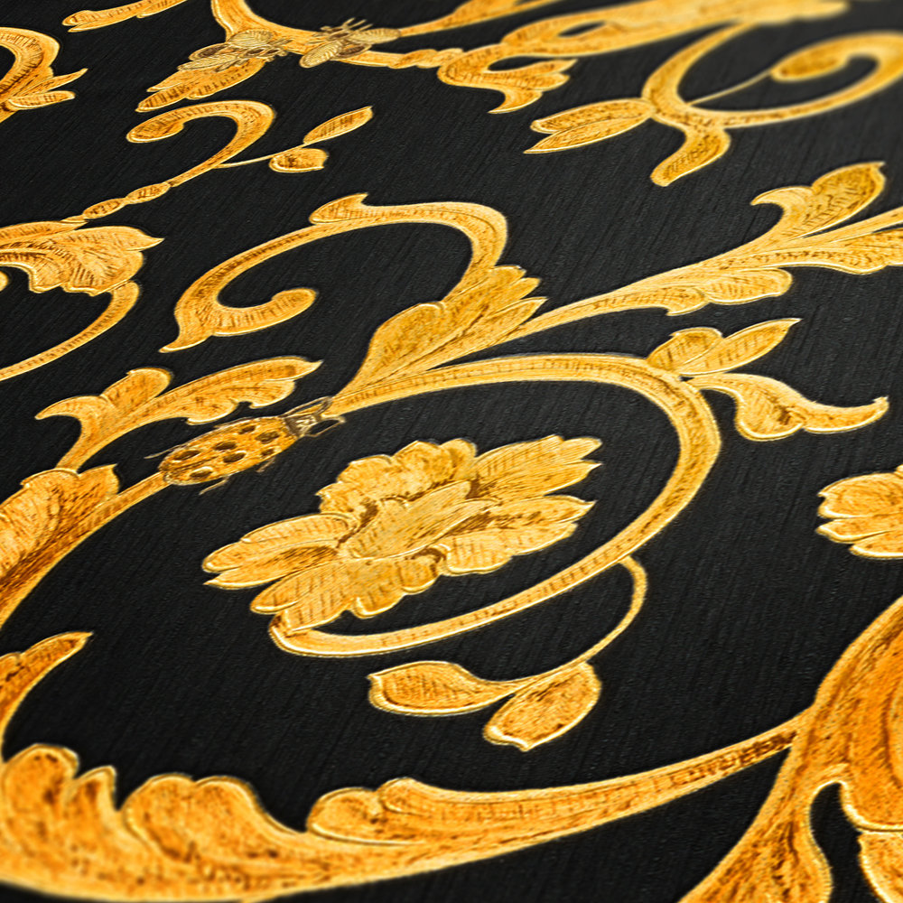             Zwart VERSACE behang met gouden ornamenten & vlinder
        