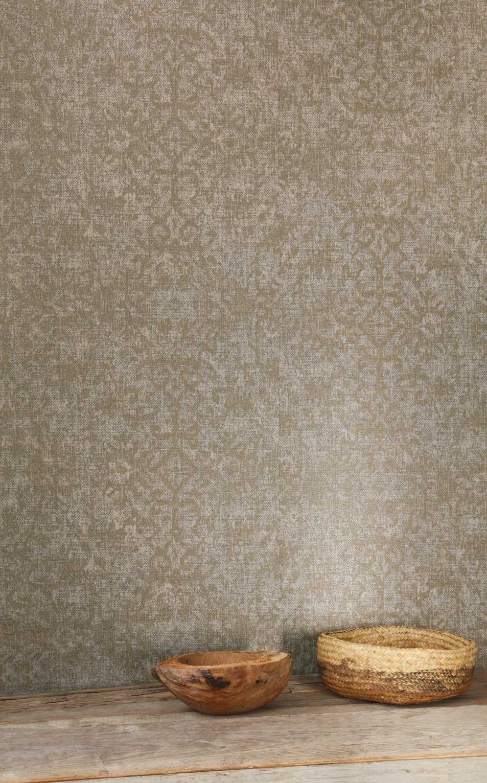             Papier peint ethnique gris-brun avec brocart aspect textile
        