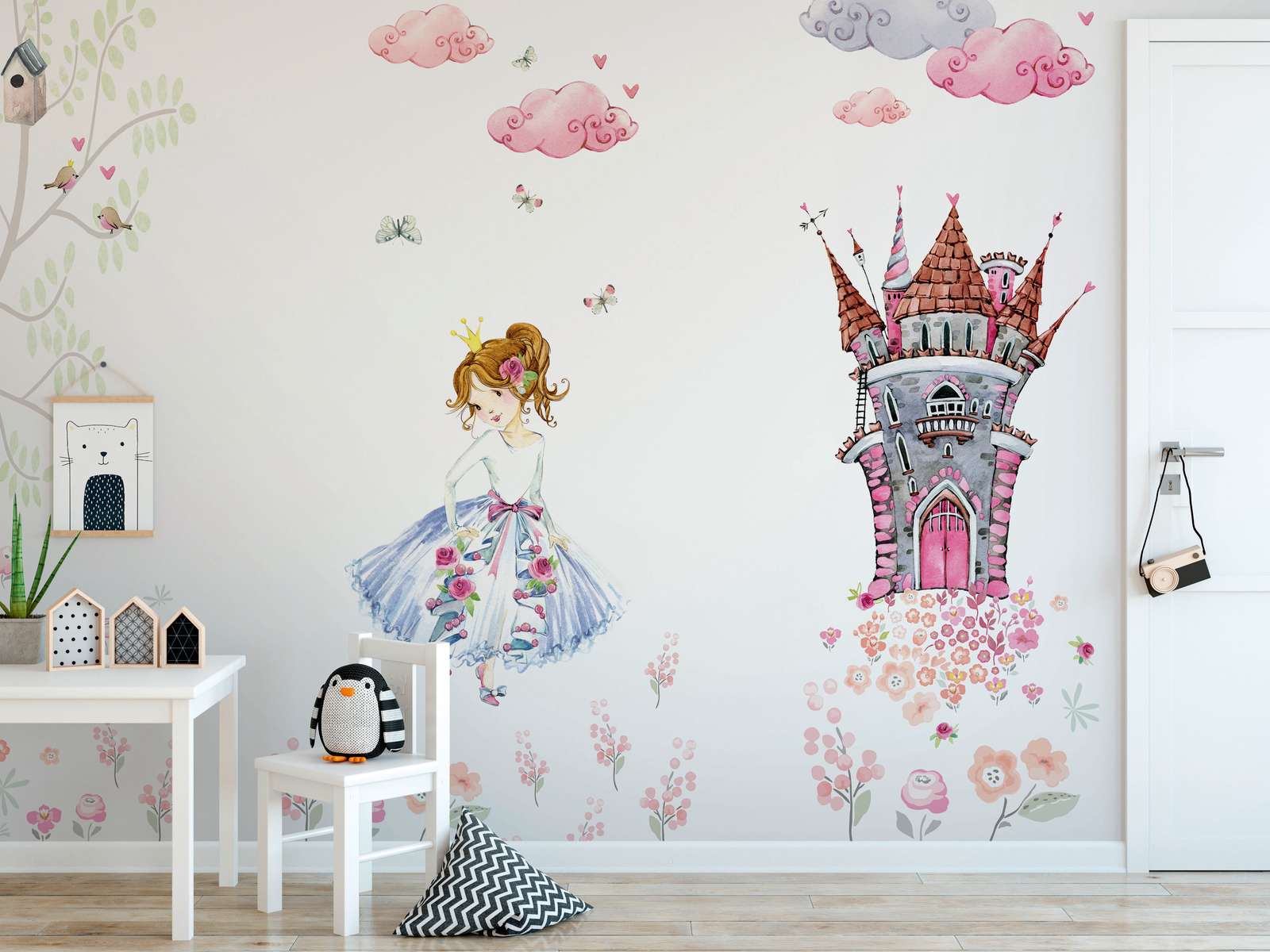             Papel pintado para la habitación de los niños "Princesa en el jardín del castillo" - rosa, blanco, verde
        