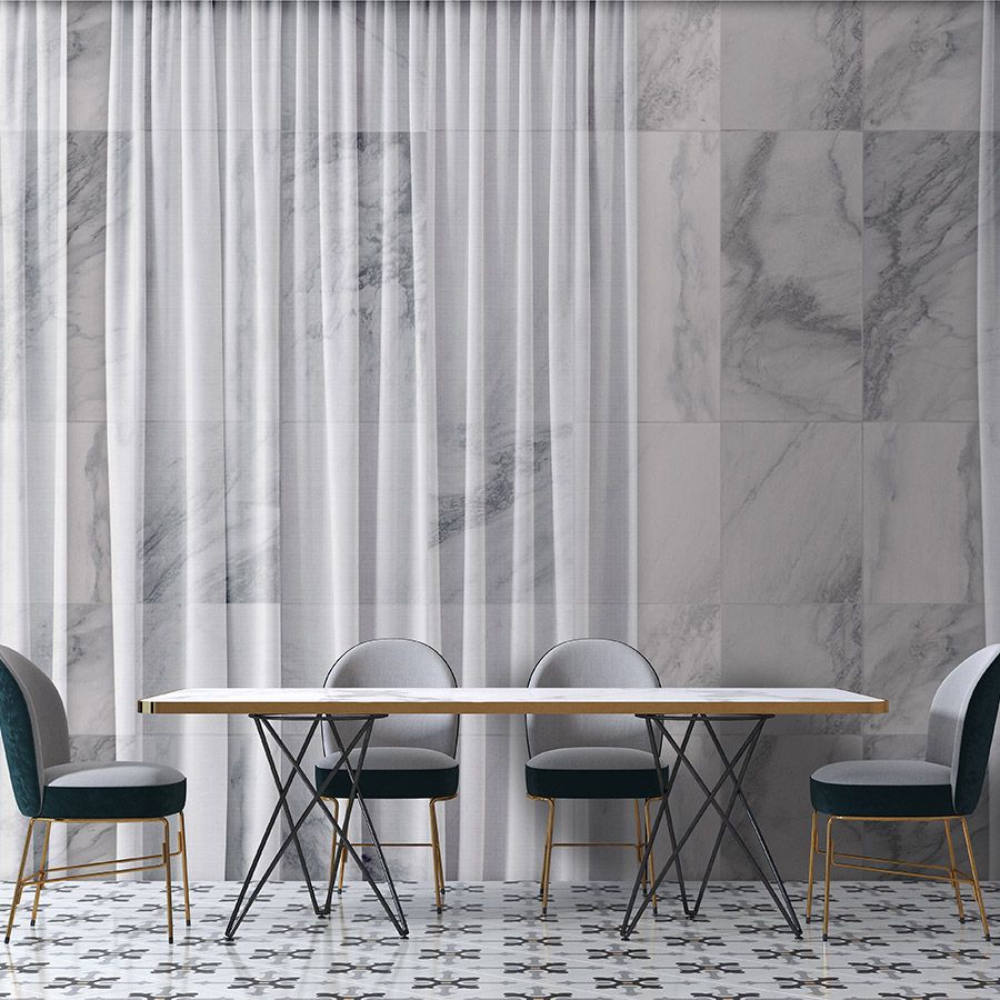 papier peint en papier panoramique »nova 1« - rideau blanc tombant discrètement sur un mur de marbre - intissé mat et lisse

