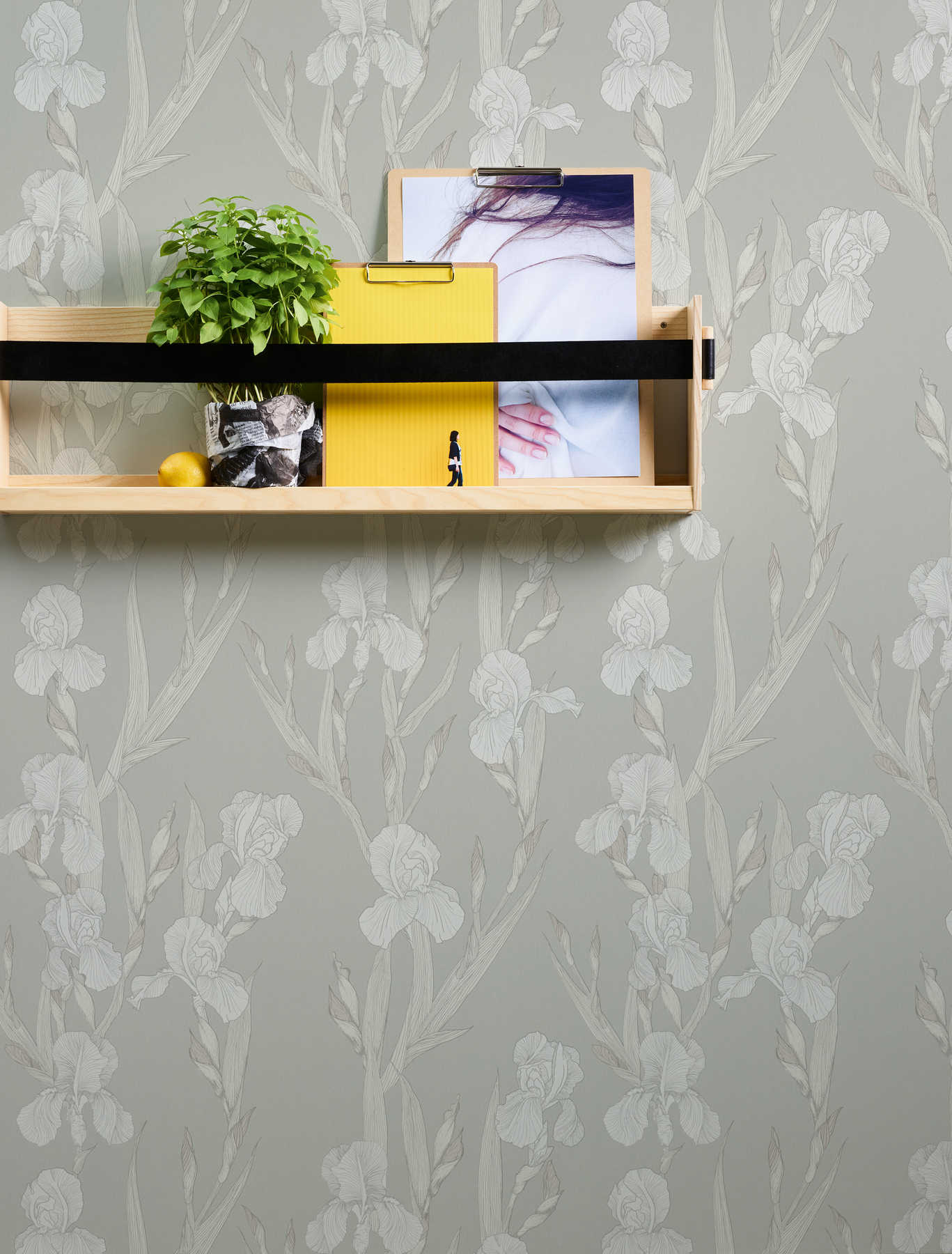             Floral wallpaper stylized, flower tendrils & modern design - grey, white
        