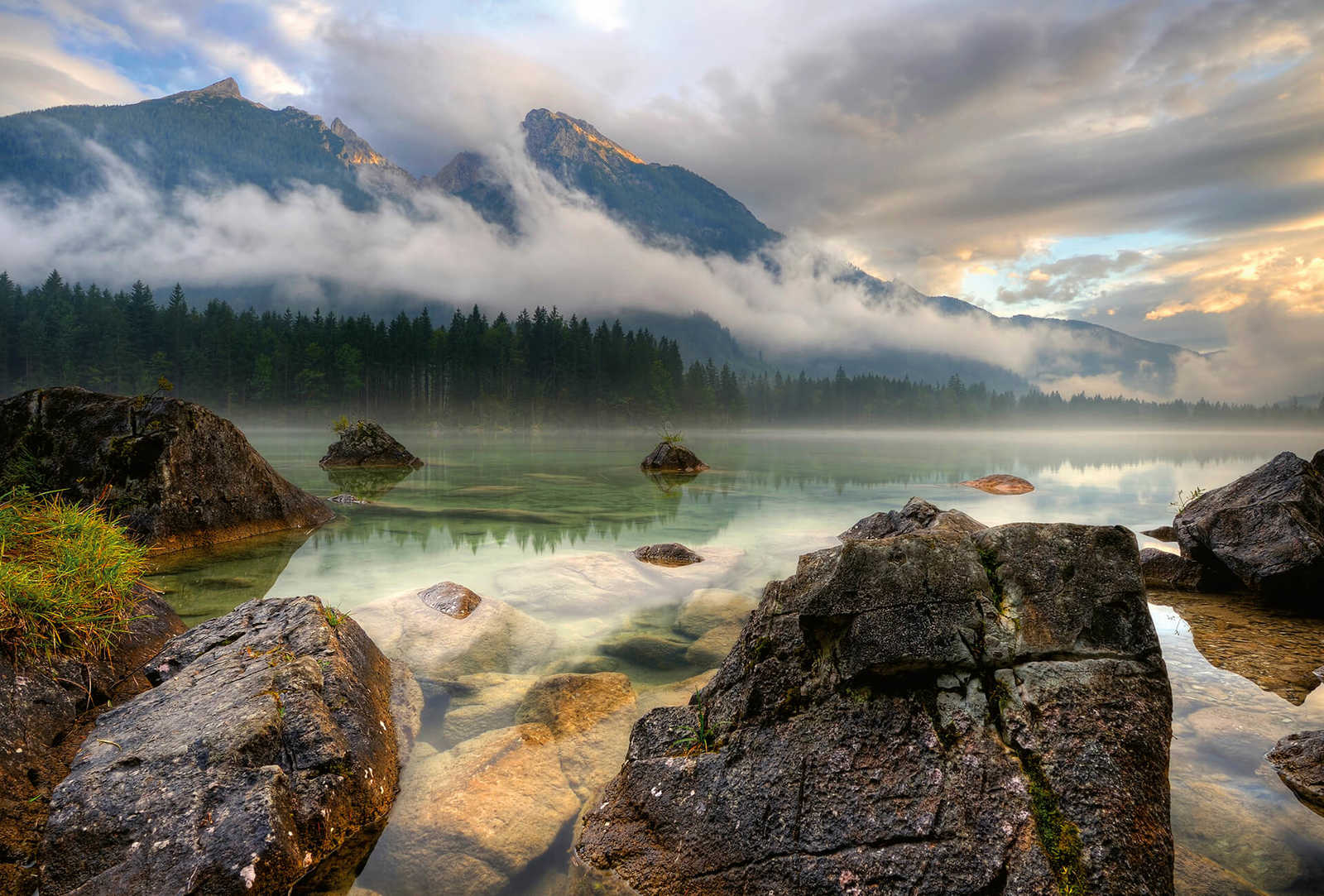 Papier peint panoramique lac dans les montagnes - vert, gris, bleu

