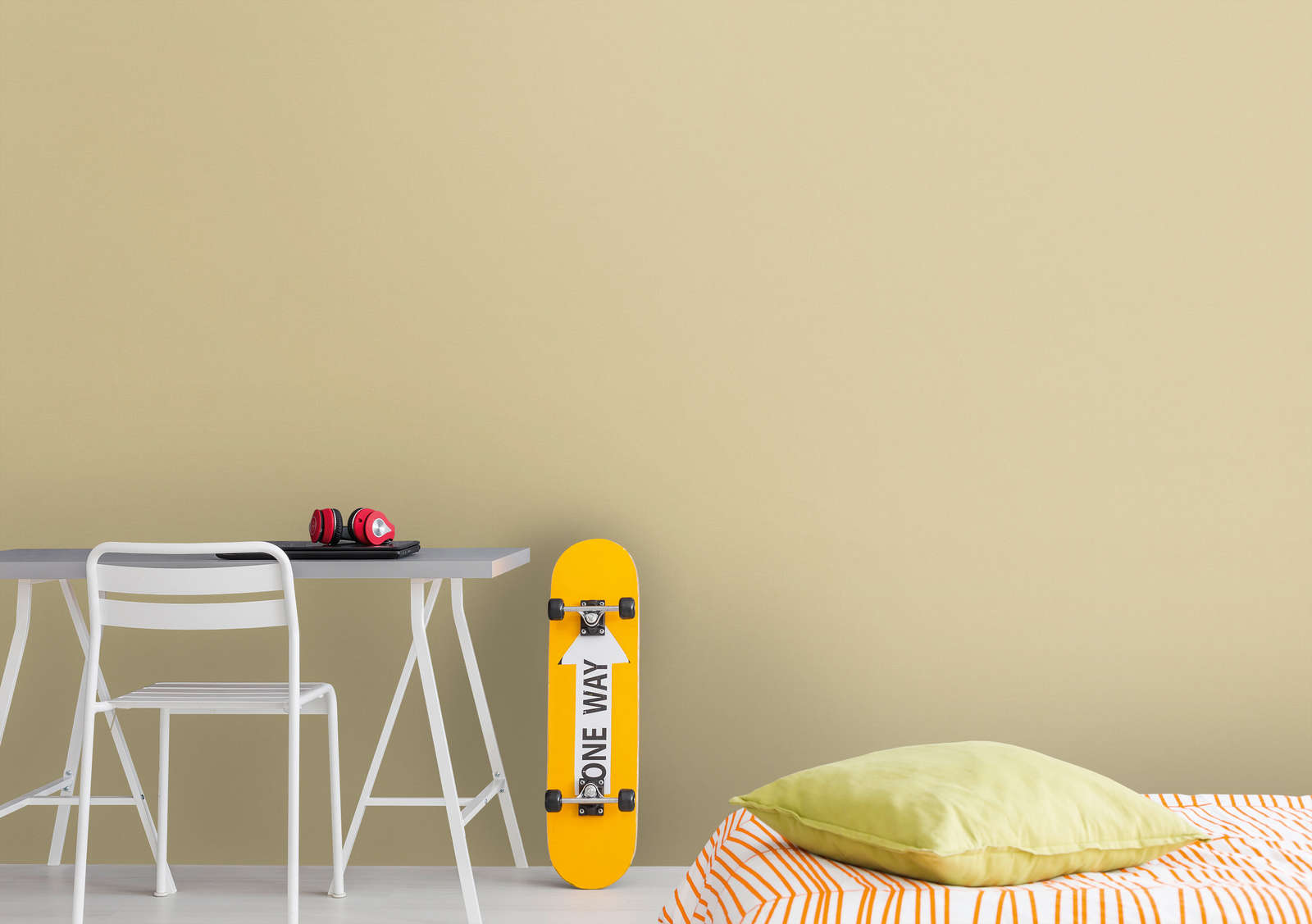             Papel pintado liso no tejido en un tono cálido - amarillo
        