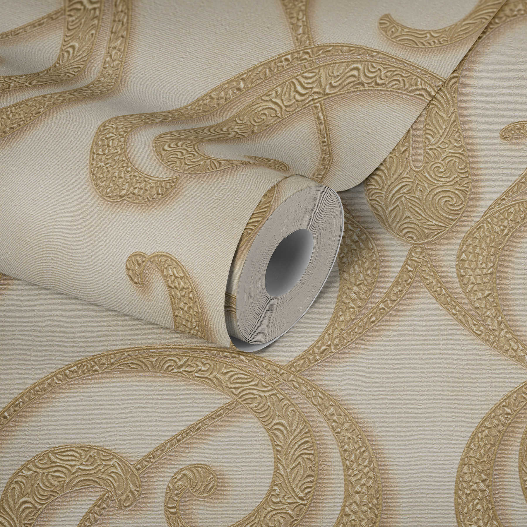             Metallic wallpaper with filigree ornament pattern - cream
        