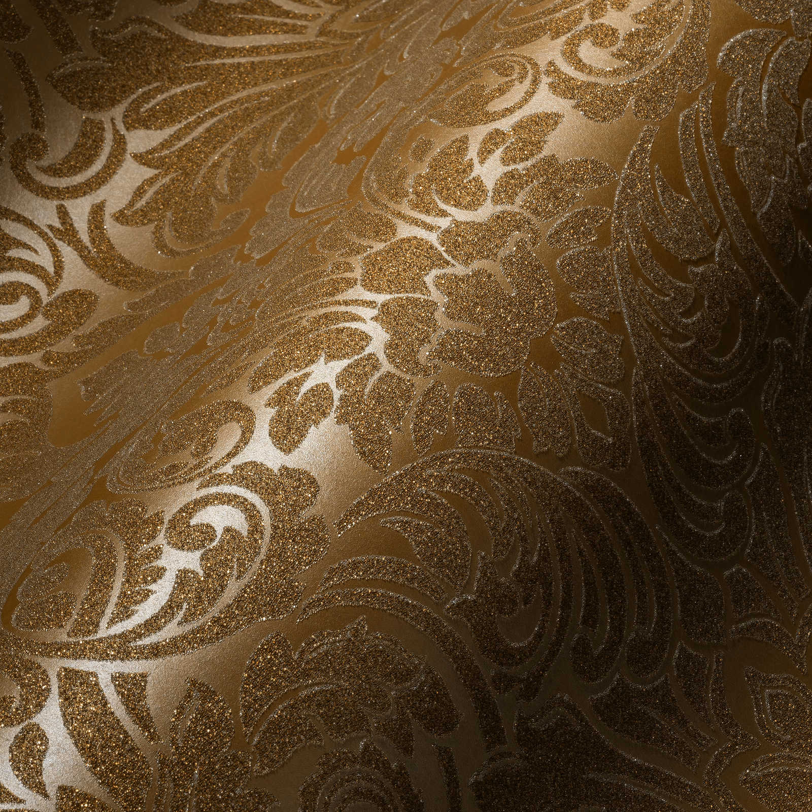             Papel pintado ornamental efecto metálico y diseño floral - oro
        