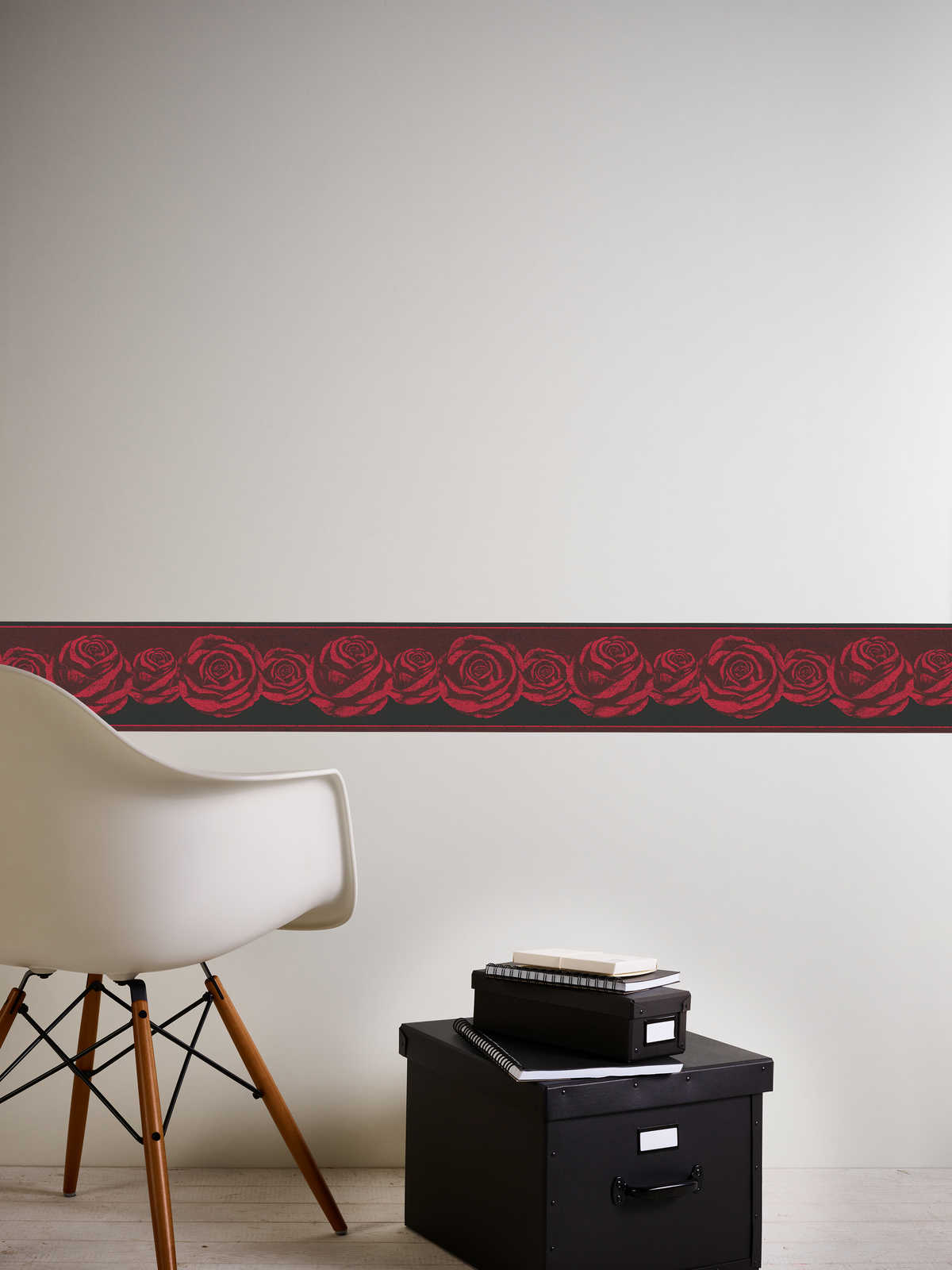            Papel pintado con cenefa negro-rojo con motivos de rosas
        