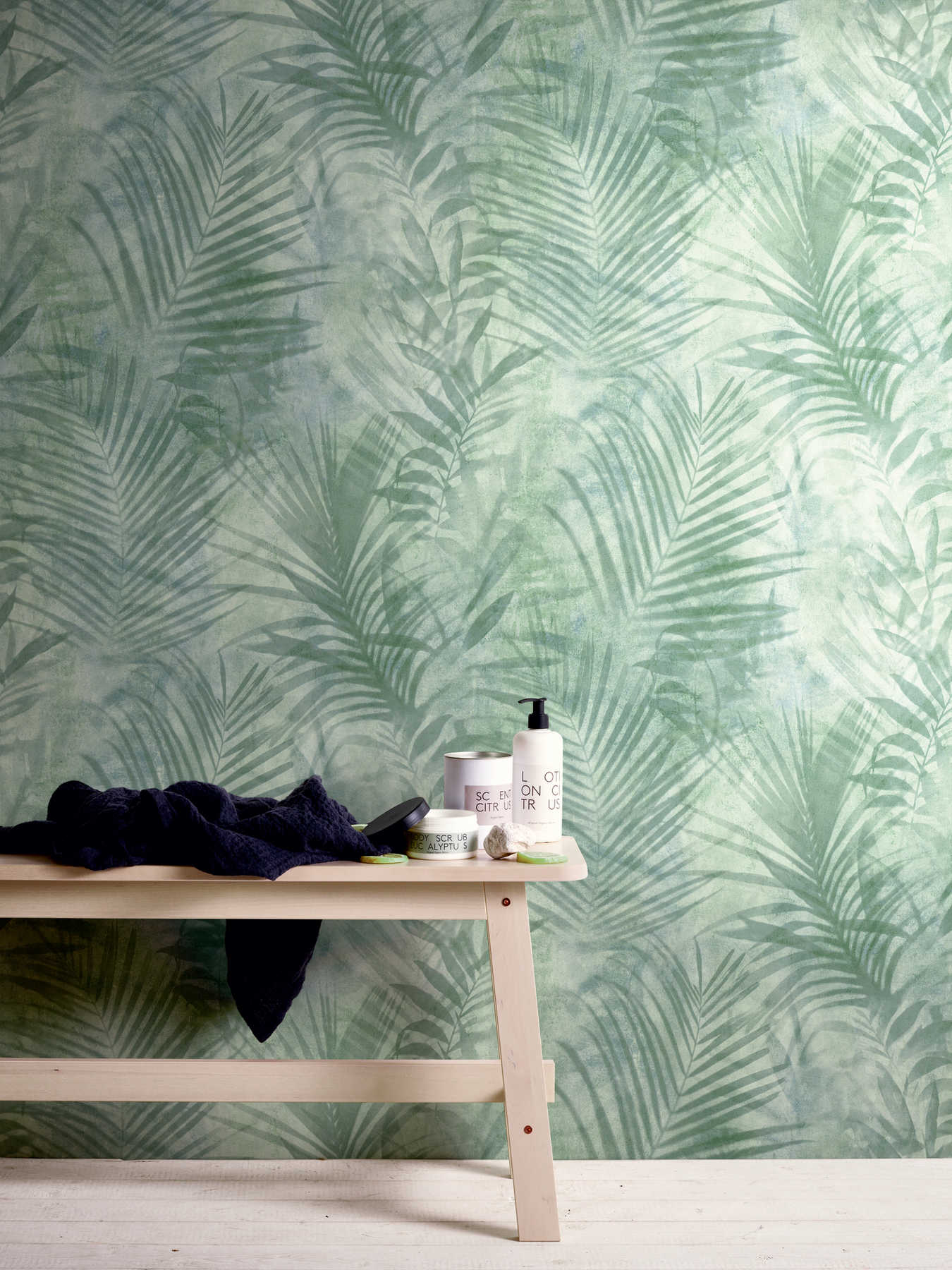             papel pintado con motivos de palmeras en aspecto de lino - verde, azul, gris
        