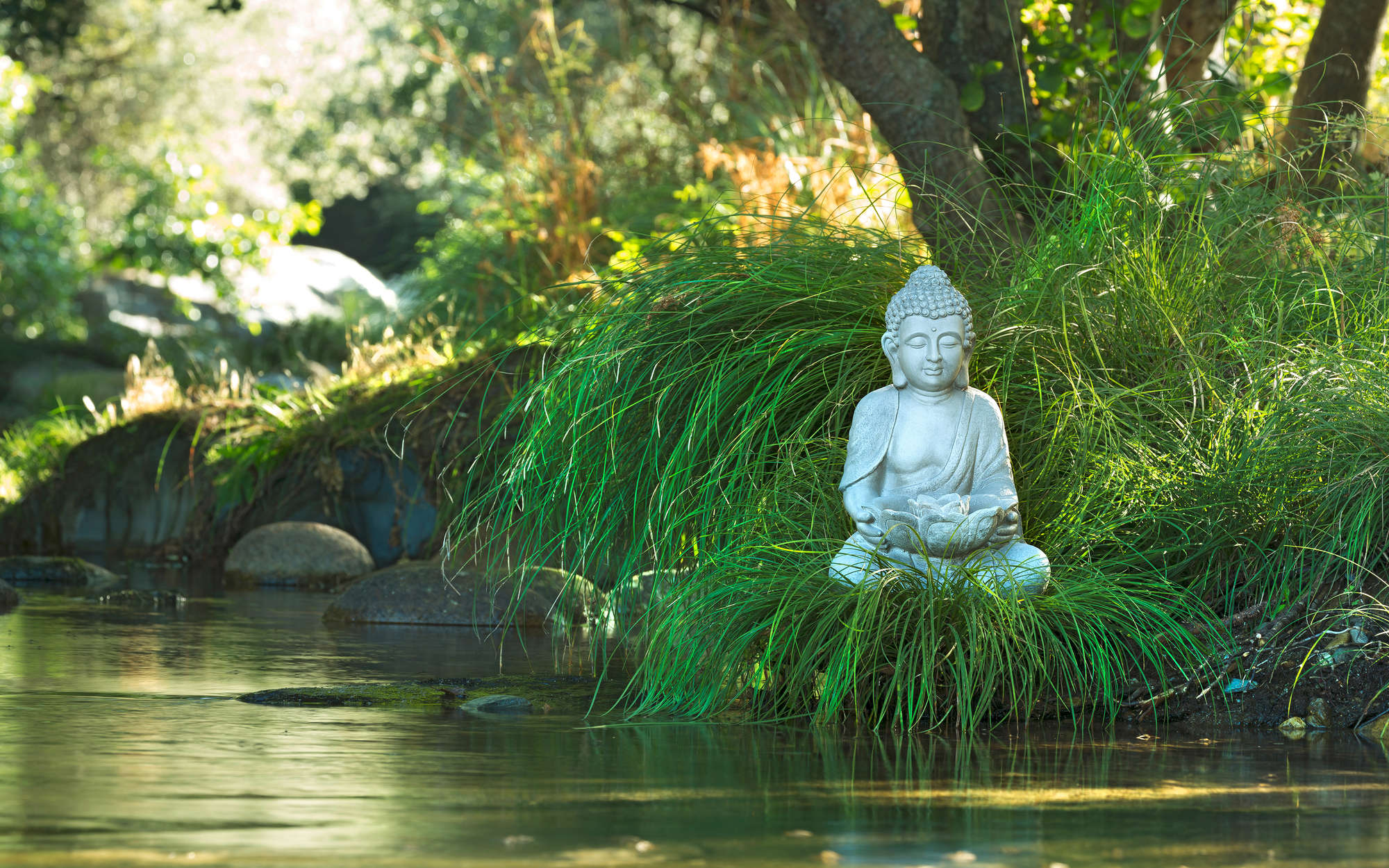             Fotomural Estatua de Buda en la ribera del río - tejido no tejido liso de alta calidad
        