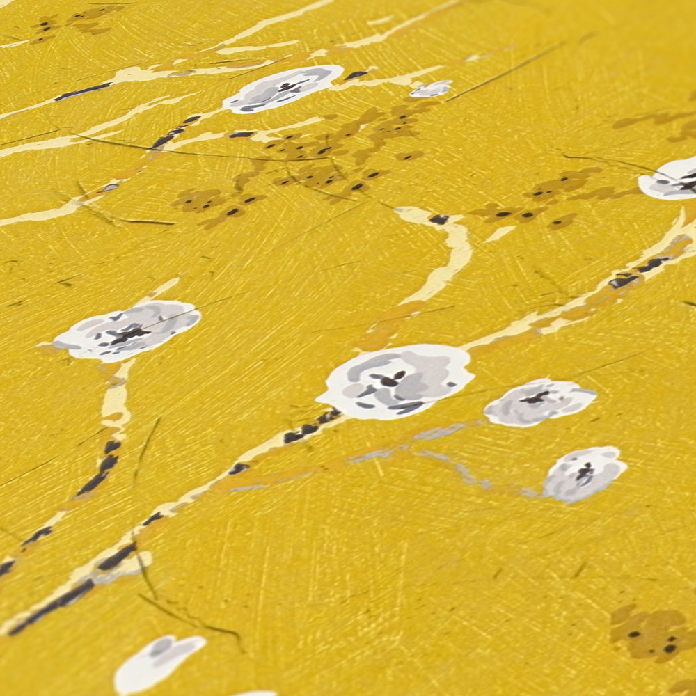             Papel pintado amarillo con ramas florecidas en estilo de dibujo
        