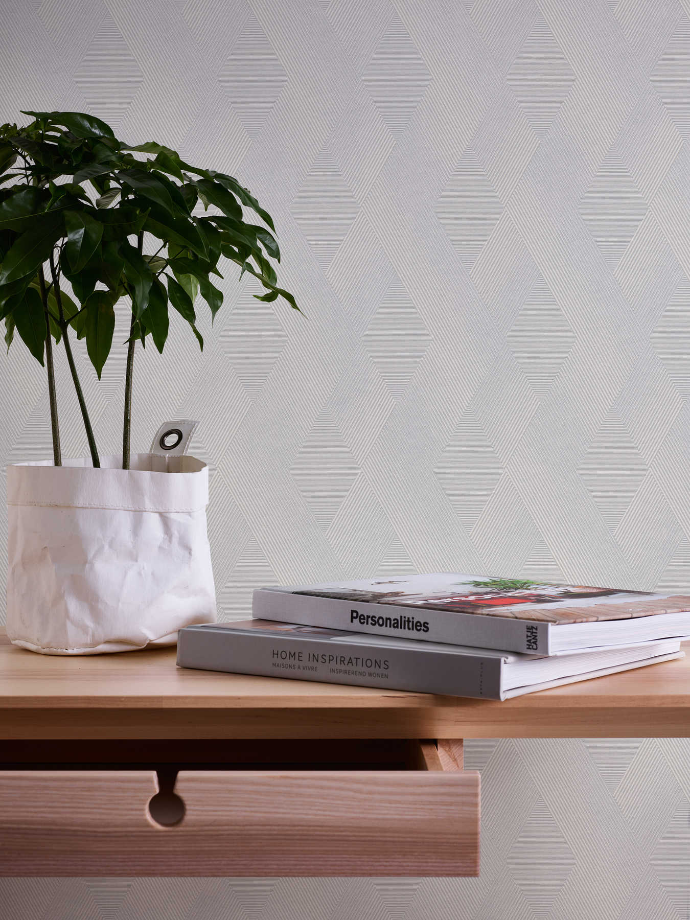             Paintable effect wallpaper with geometric pattern
        