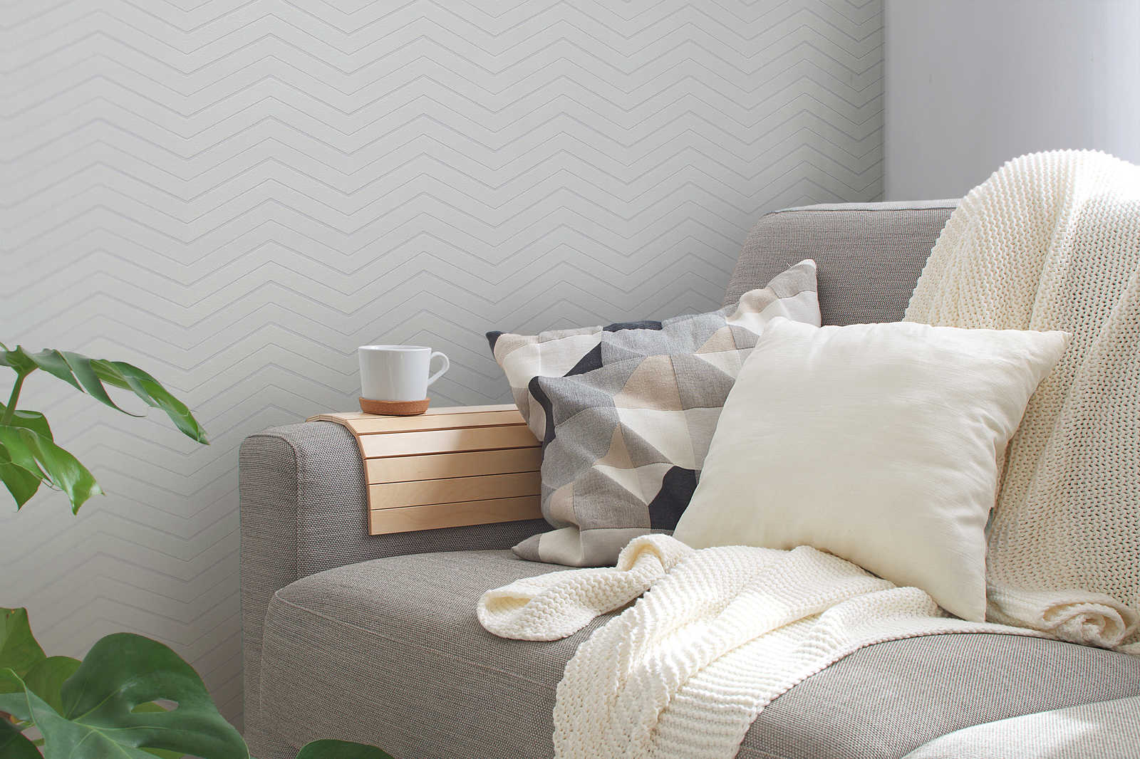             Non-woven wallpaper with paintable zigzag pattern - 25,00 m x 1,06 m
        