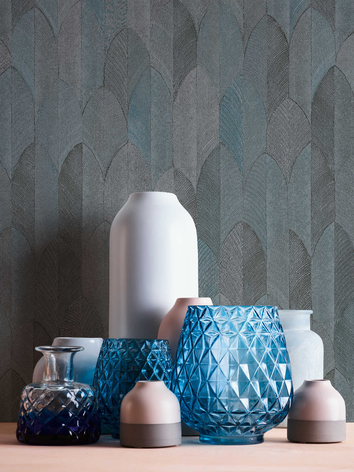             Symetric design wallpaper with metallic effect - grey, blue, black
        