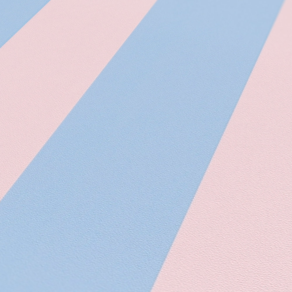             Gestreept behang met lichte structuur - blauw, roze
        