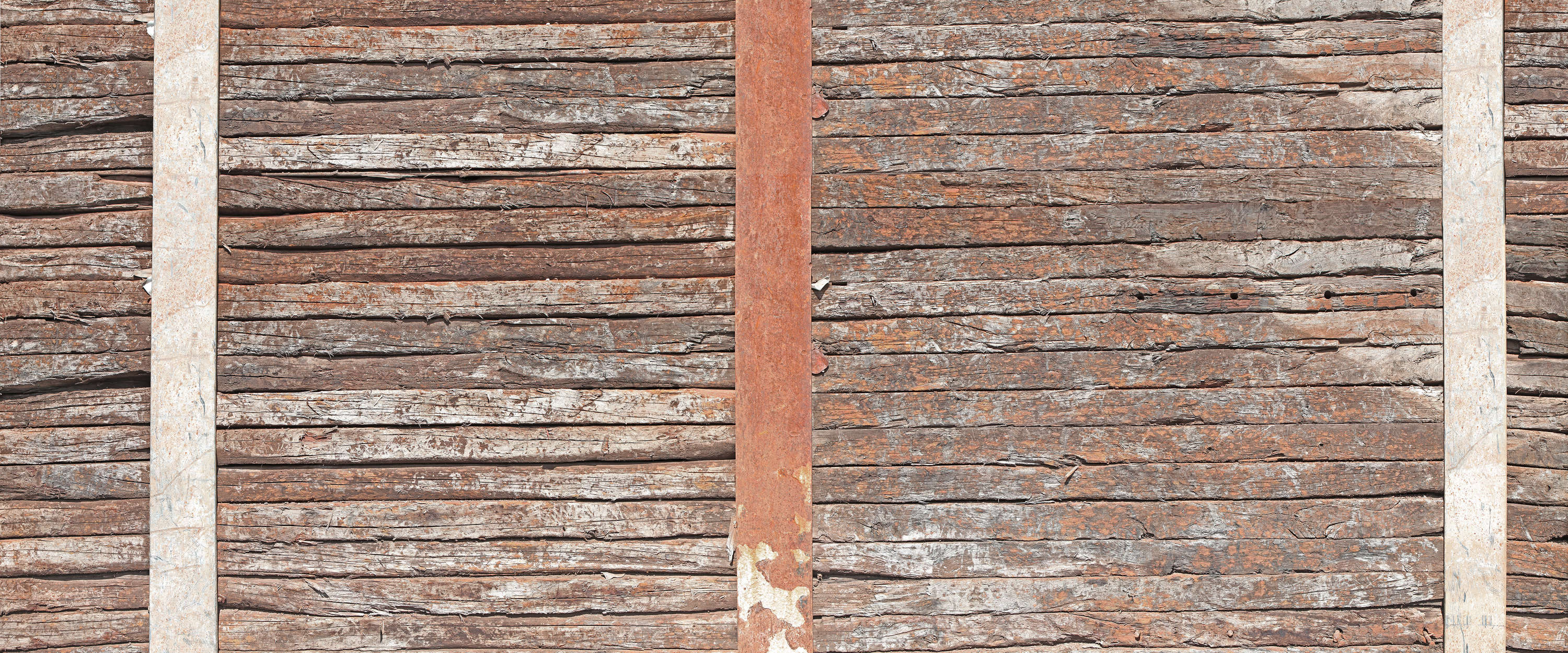             Mural de la pared de madera vieja entre vigas de acero oxidadas
        