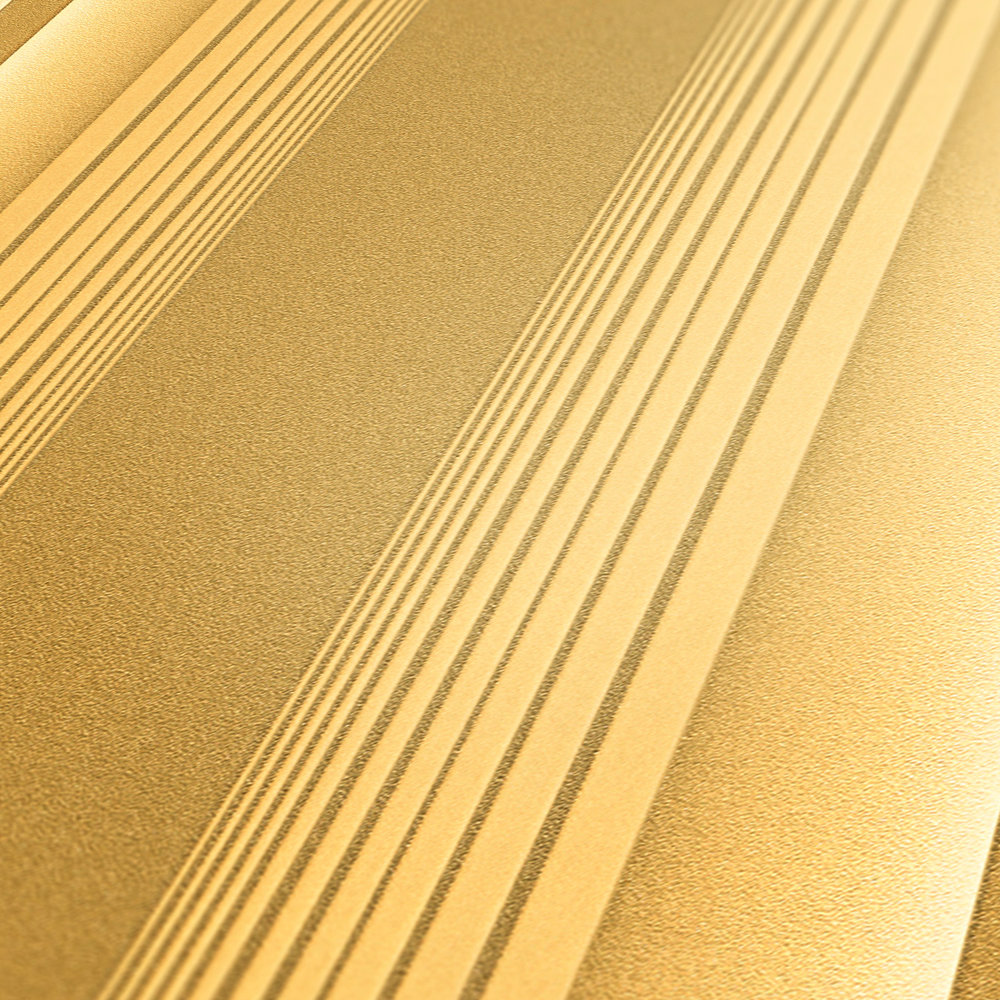             Gouden behang met streeppatroon, elegant & weelderig
        