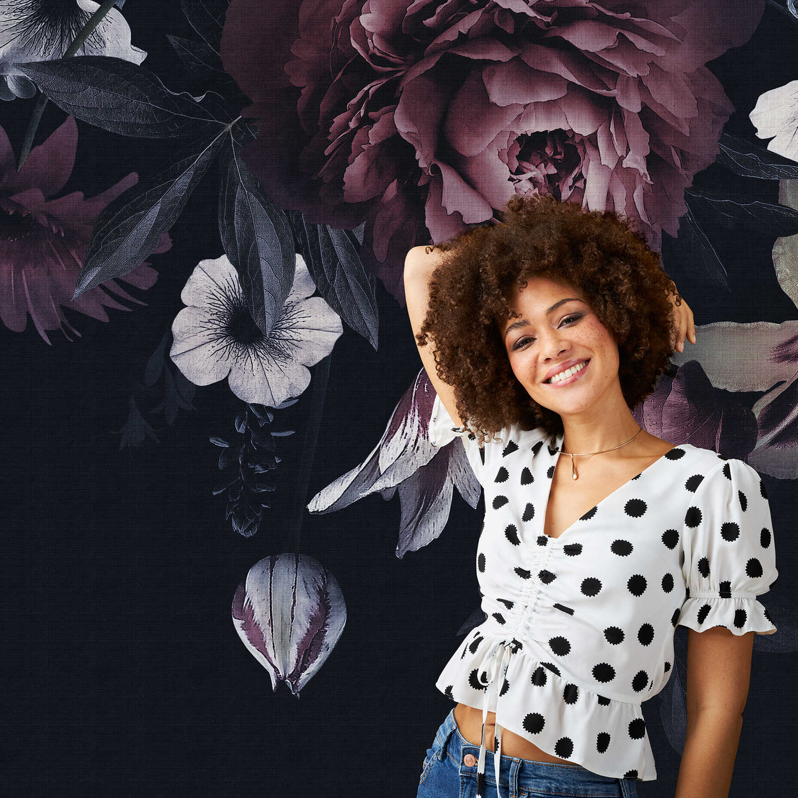 Wallpaper novelty | dark motif wallpaper flowers in painting style
