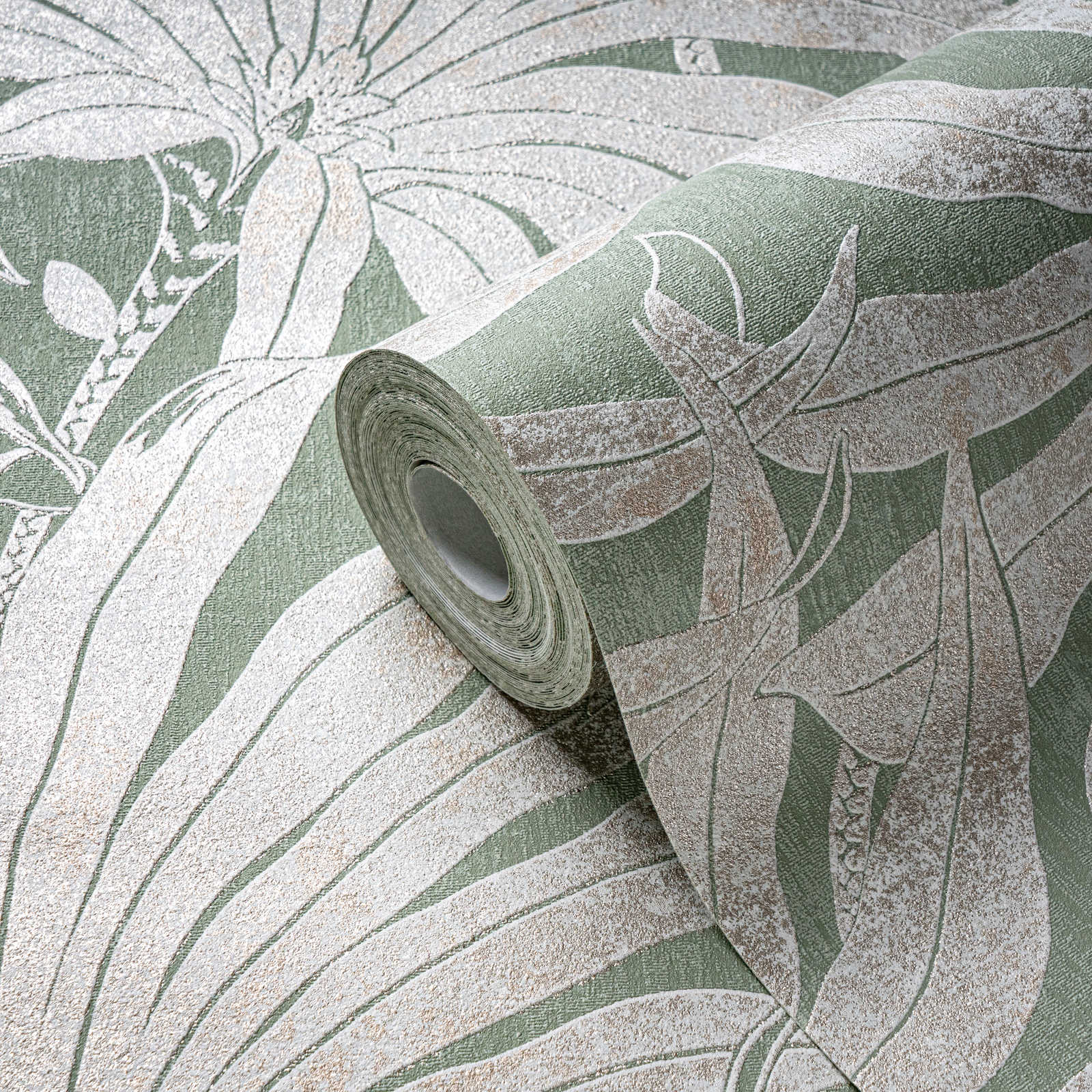             papier peint en papier à motifs floraux détaillés avec fleurs de la jungle - vert, or, argent
        