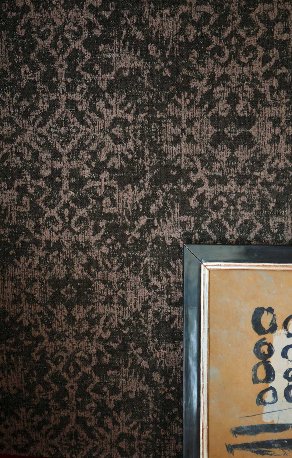             Papel pintado negro con aspecto textil y diseño de alfombra
        