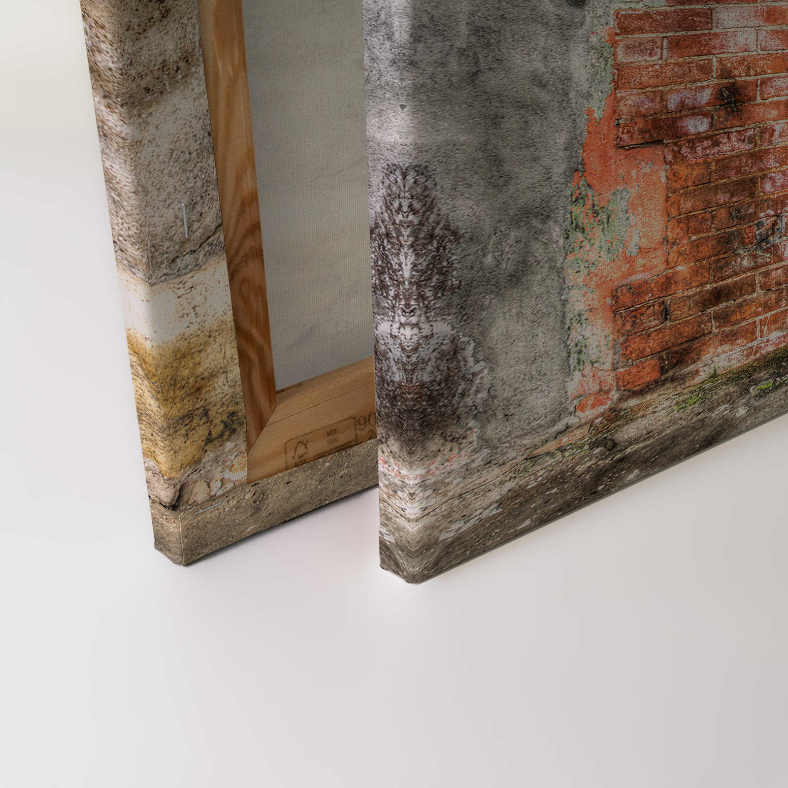             Lienzo Pared de piedra con puertas de aseo vintage | gris, naranja, beige - 0,90 m x 0,60 m
        