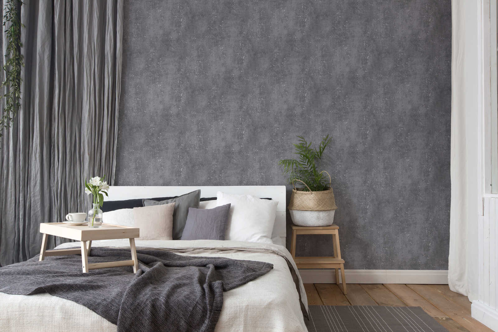             Dark grey wallpaper with Udes plaster look - grey, metallic
        