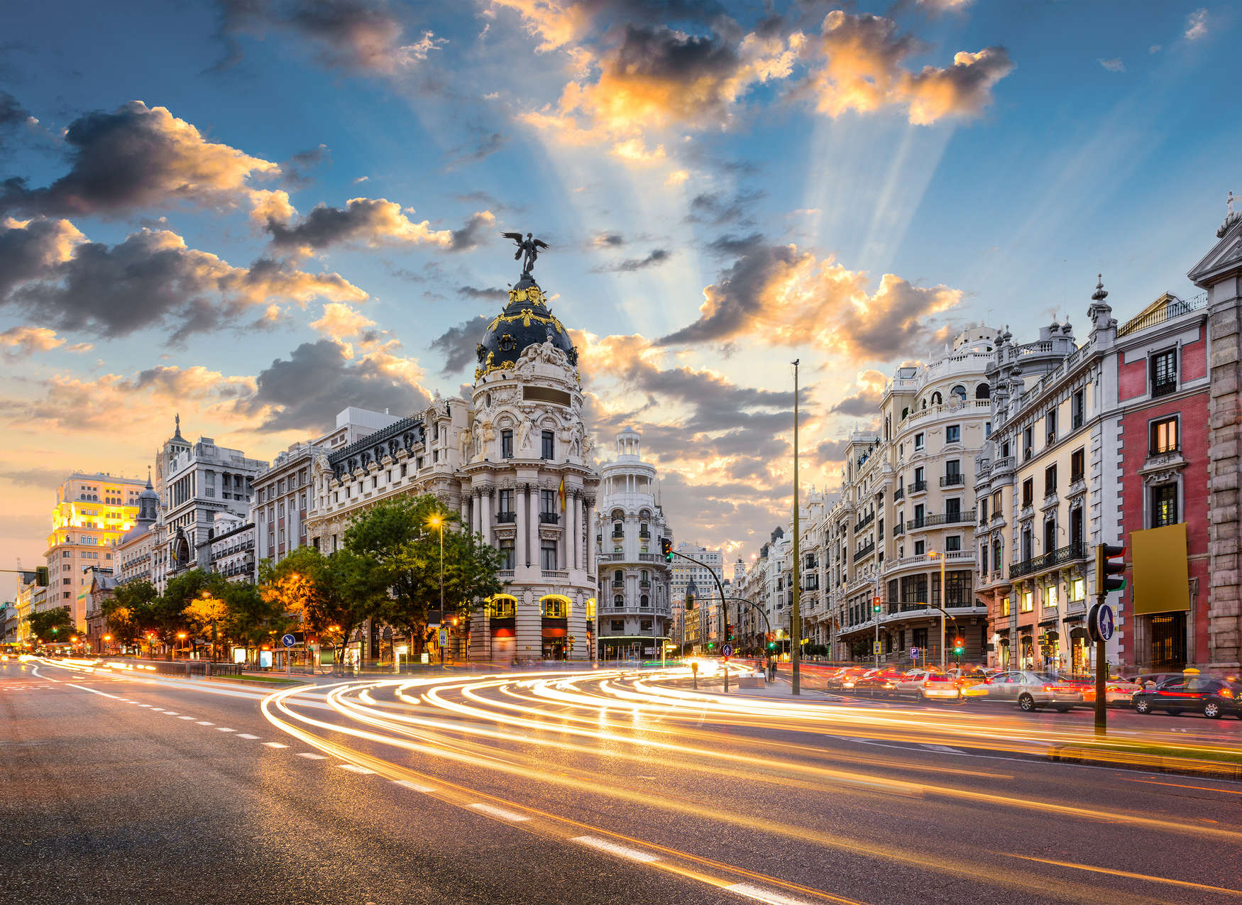             Le strade di Madrid al mattino: blu, grigio, bianco
        