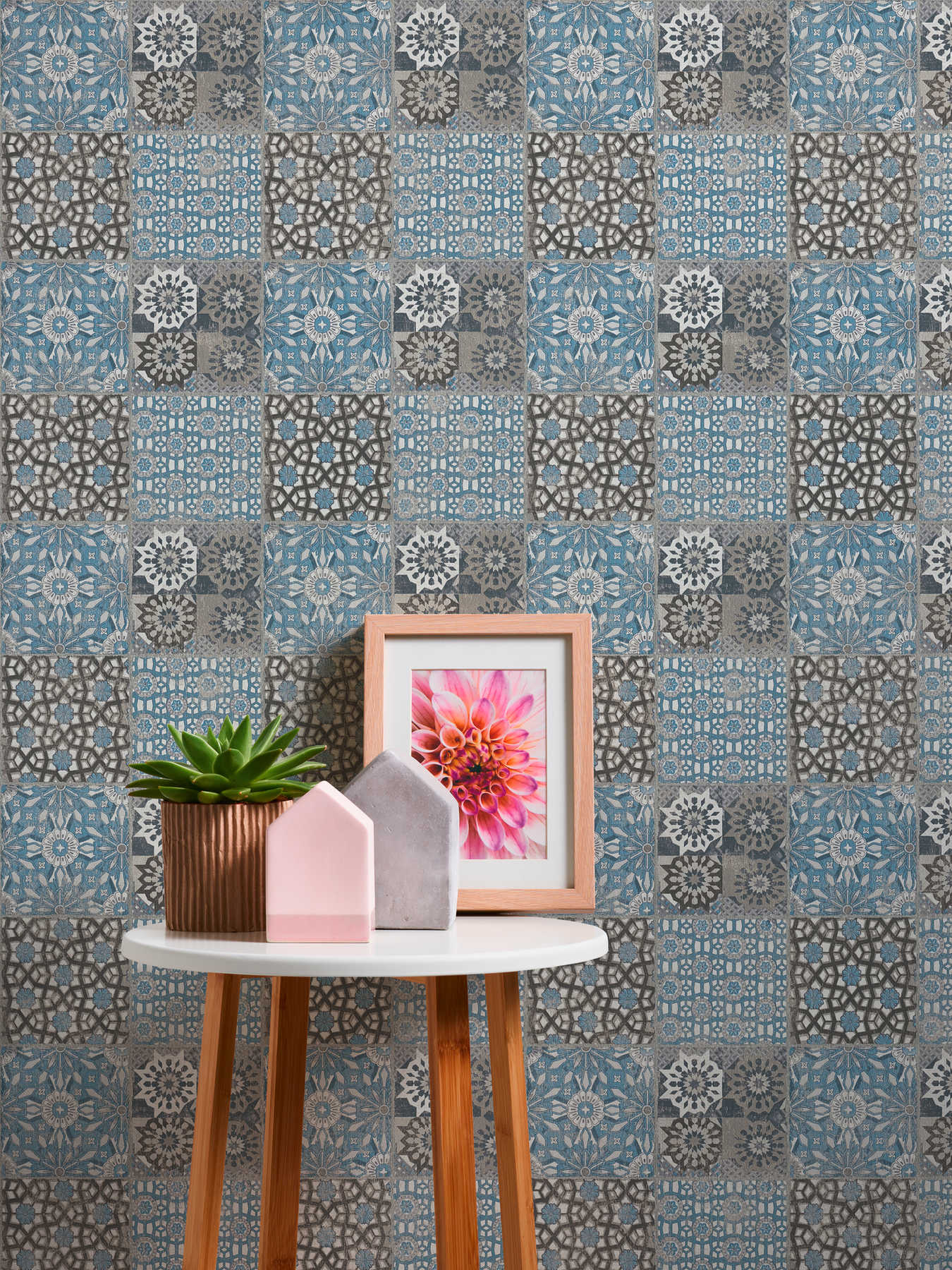             Tile wallpaper with retro pattern & used look - blue, grey
        