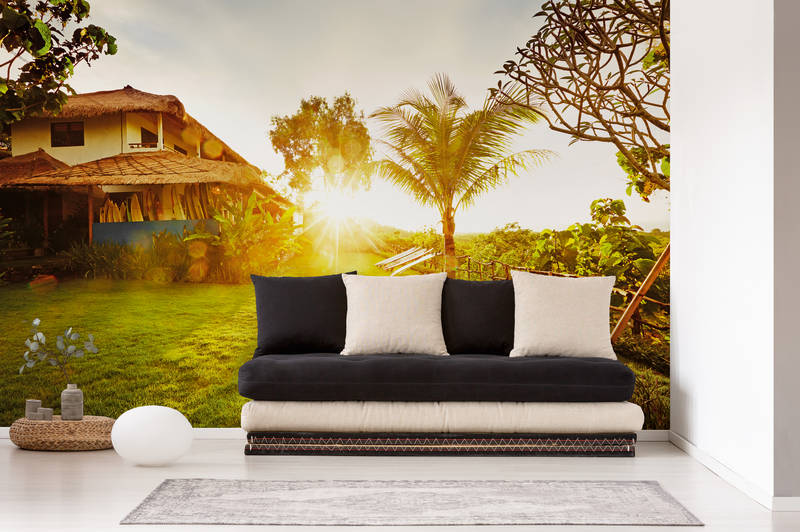             Papier peint panoramique Vivre à Bali - cabane en rondins avec jardin de palmiers
        
