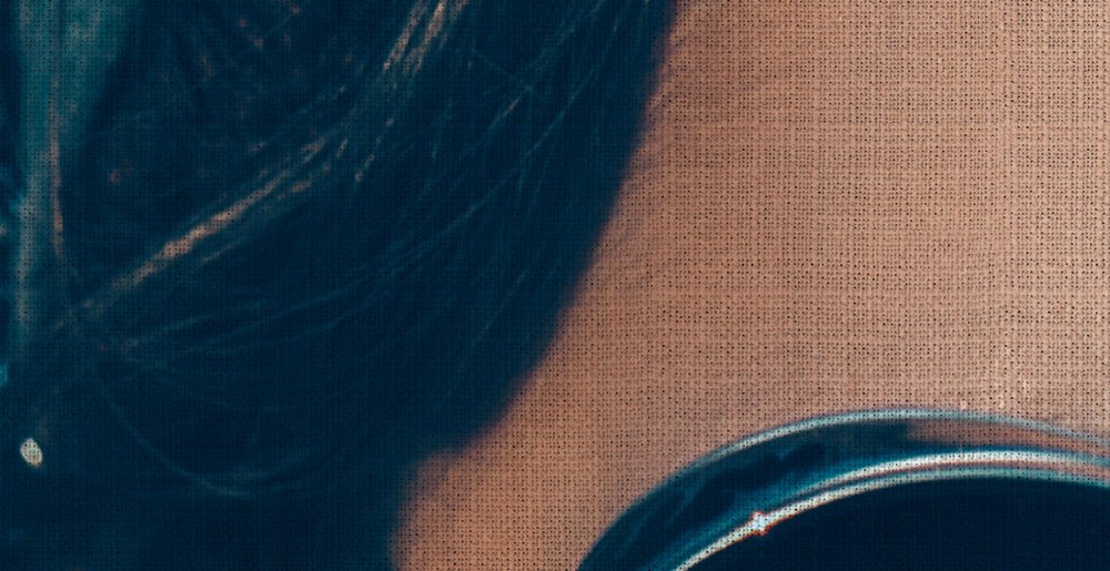             La bohème 1 - Papier peint panoramique femme bohème sur texture lin naturel - bleu, marron | texture intissé
        